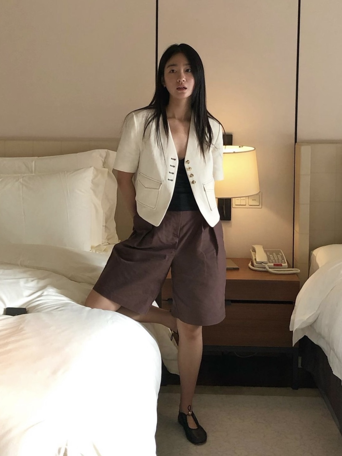 Enor Women Single Stitch Detailed Crop Jacket Cream 착용 스타일 - 1