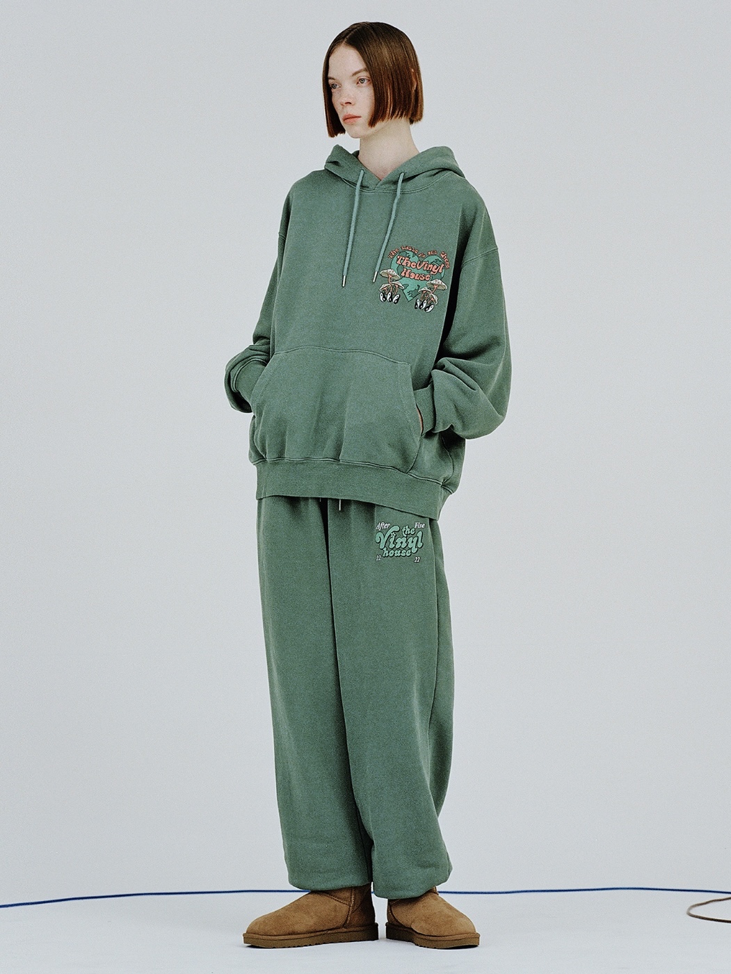 Thevinylhouse Logo Pigment Sweatpants Green, Thevinylhouse Heart Earth Pigment Hoodie Green 착용 스타일