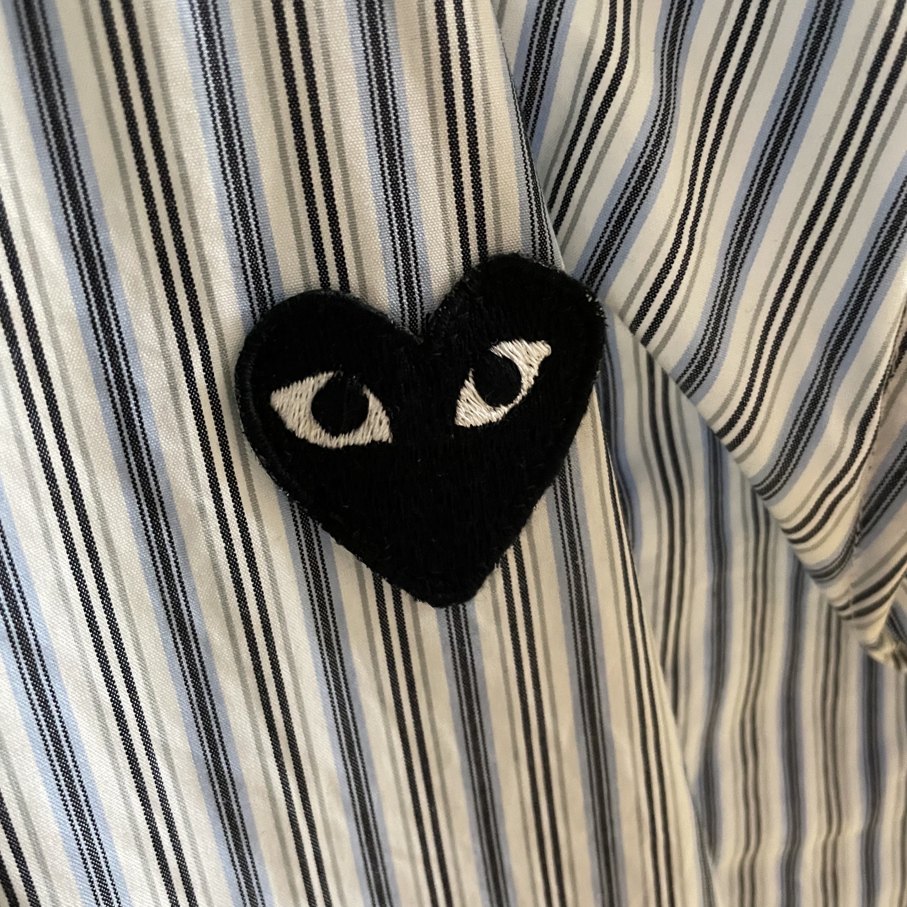 Play Comme des Garcons Striped Black Heart Shirt White 착용 스타일