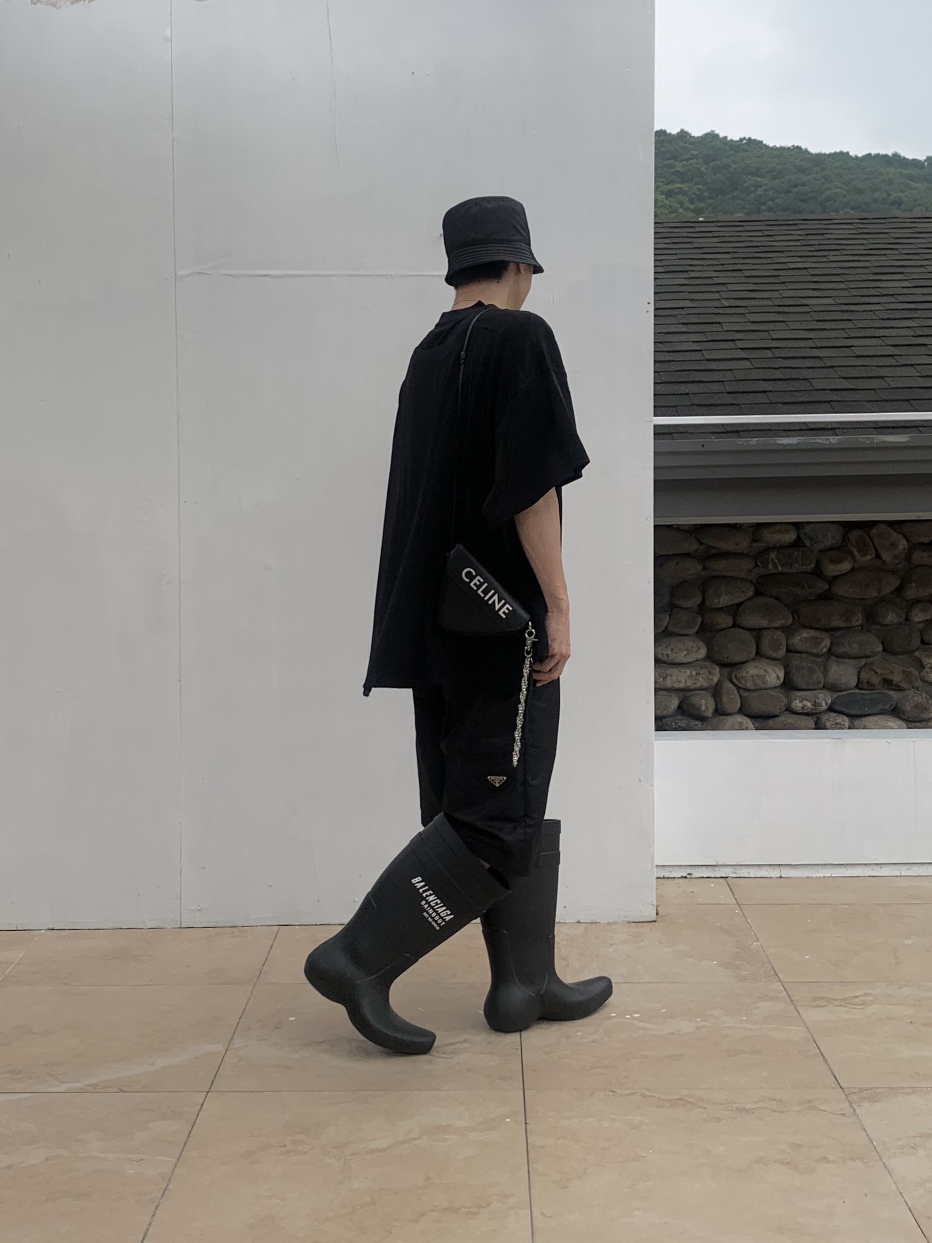 Prada Re-Nylon Bucket Hat Black, Celine Triangle Bag in Smooth Calfskin with Celine Print Black 착용 스타일 - 3