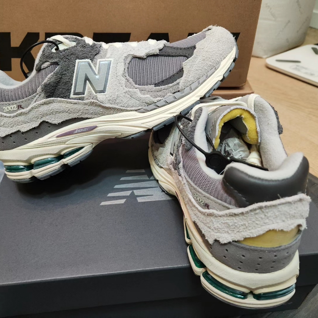 New Balance 2002R Protection Pack Rain Cloud, A.P.C. Laure Tote Bag Indigo 착용 스타일 - 3