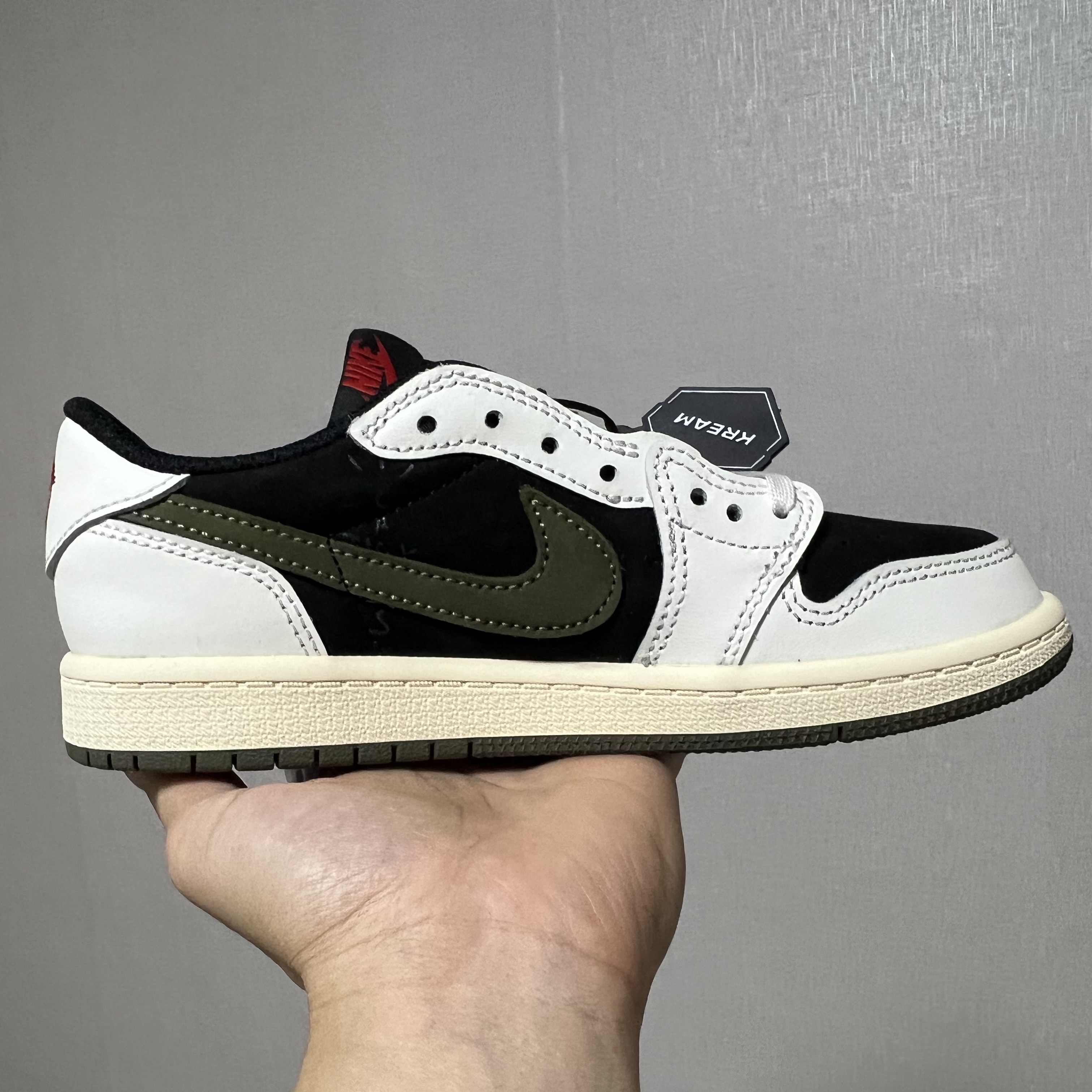 (PS) Jordan 1 x Travis Scott Retro Low OG SP Medium Olive 착용 스타일 - 2