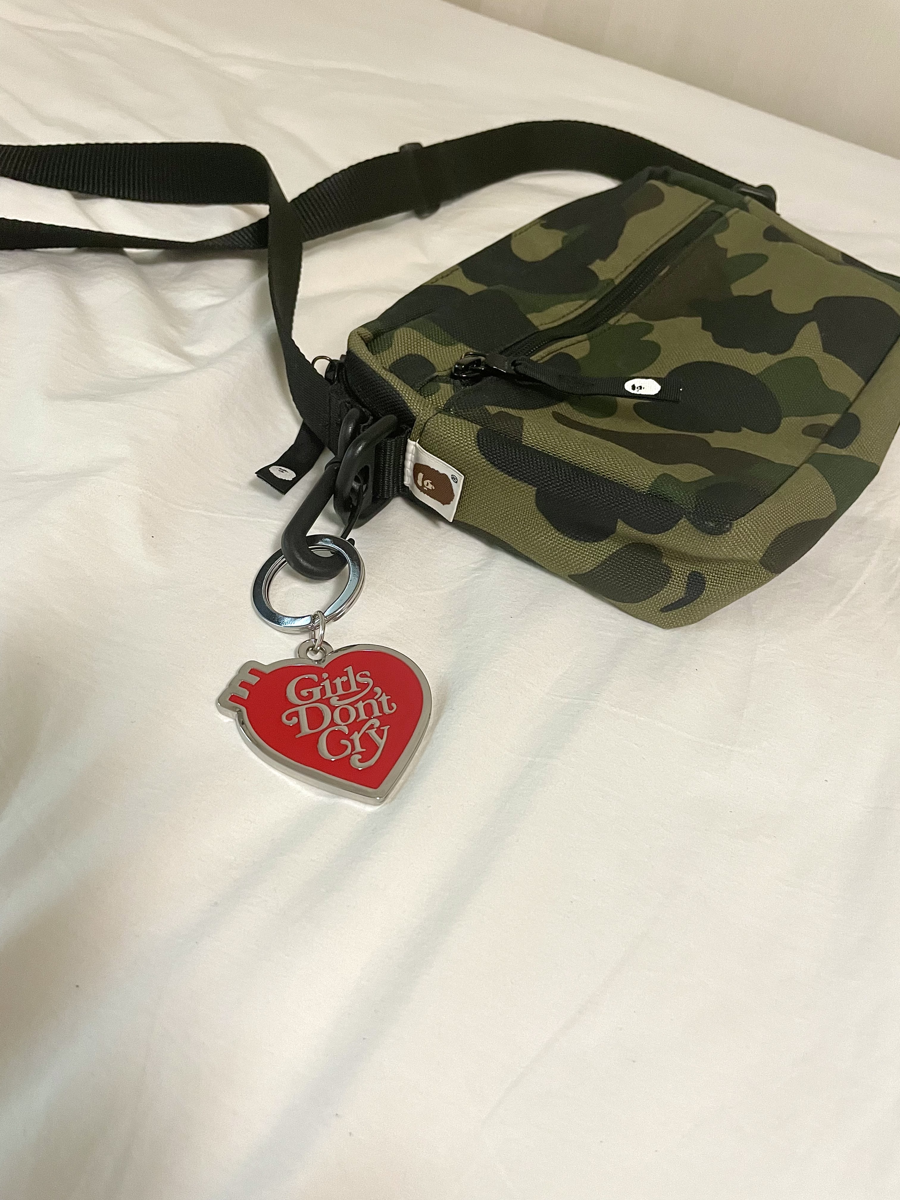 Human Made x Verdy Girls Don't Cry Keyring Red, Human Made Carabiner 70mm Silver 착용 스타일 - 3