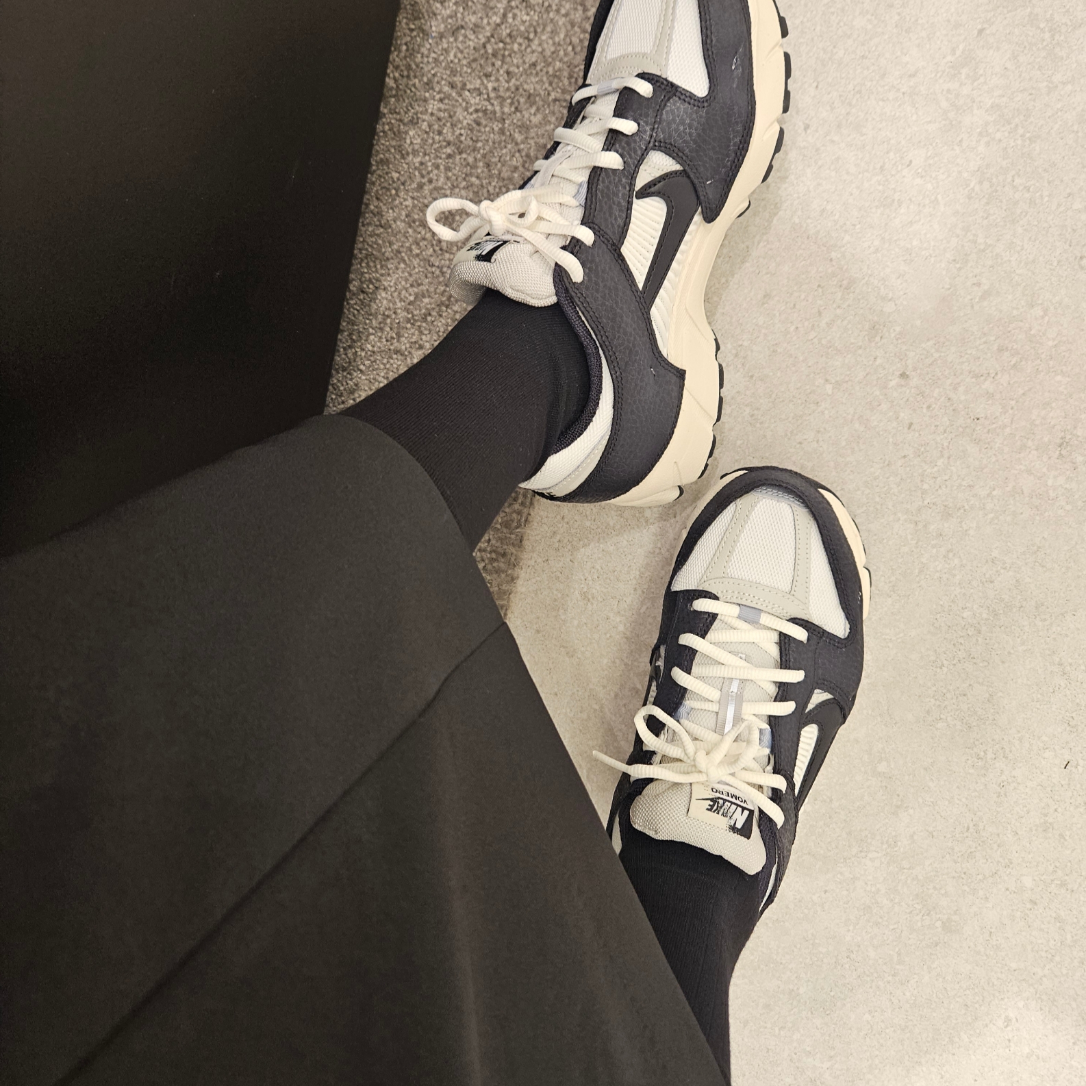 (W) Nike Zoom Vomero 5 Wolf Grey and Black 착용 스타일 - 2