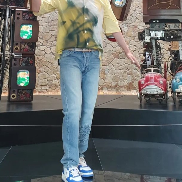 Stussy x Levi's Embossed 501 Jean Indigo, Autry Medalist Low Leather Sneakers White Azure 착용 스타일 - 2
