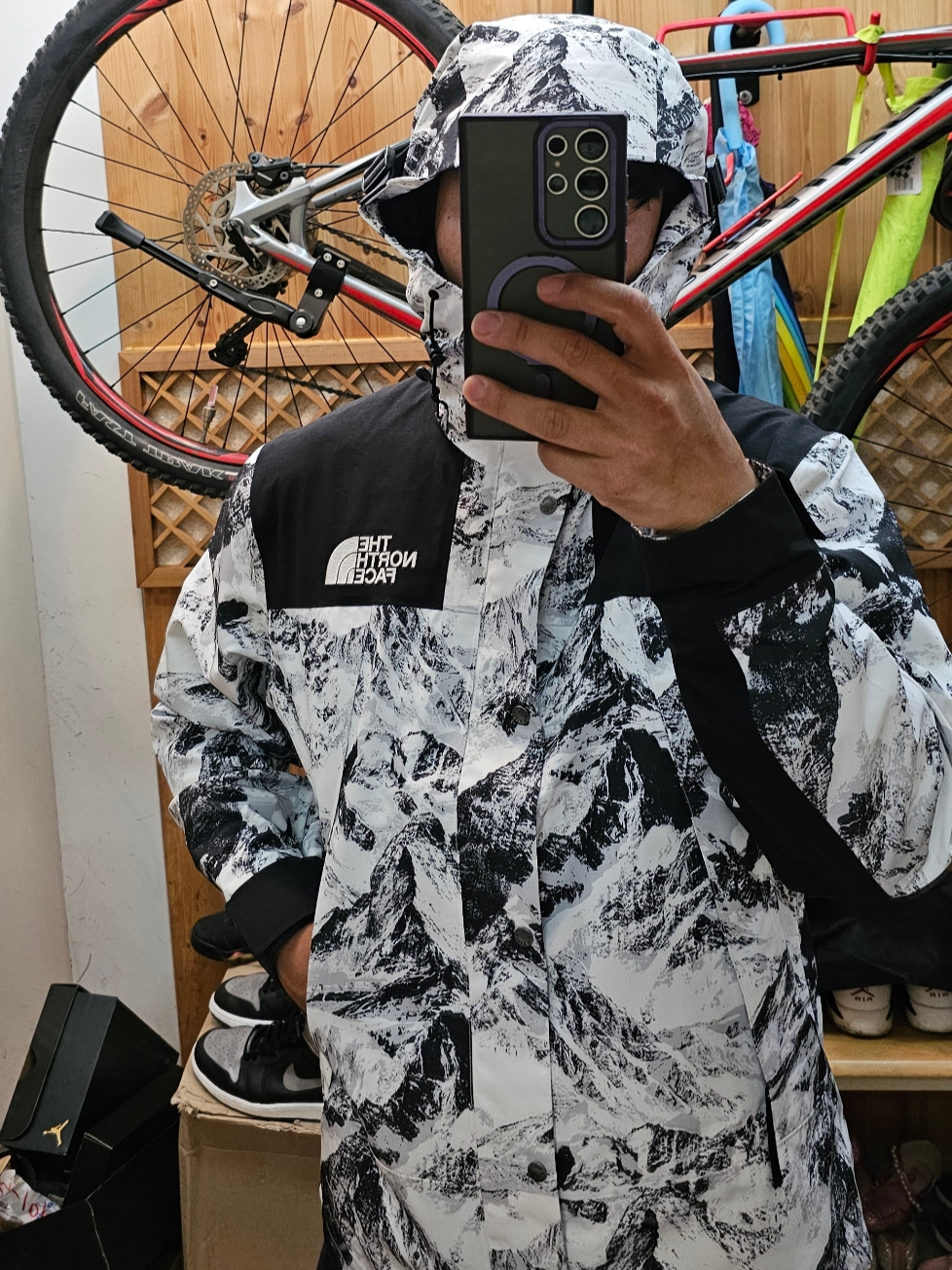 The North Face Novelty Eco GTX Mountain Jacket Nutral Gray 착용 스타일 - 1