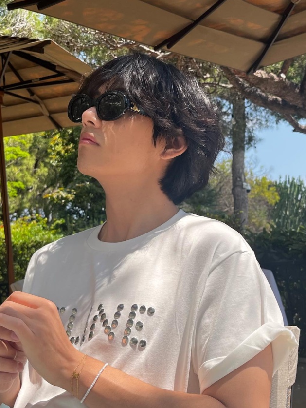 (W) Celine Triomphe 01 Sunglasses in Acetate Black 착용 스타일