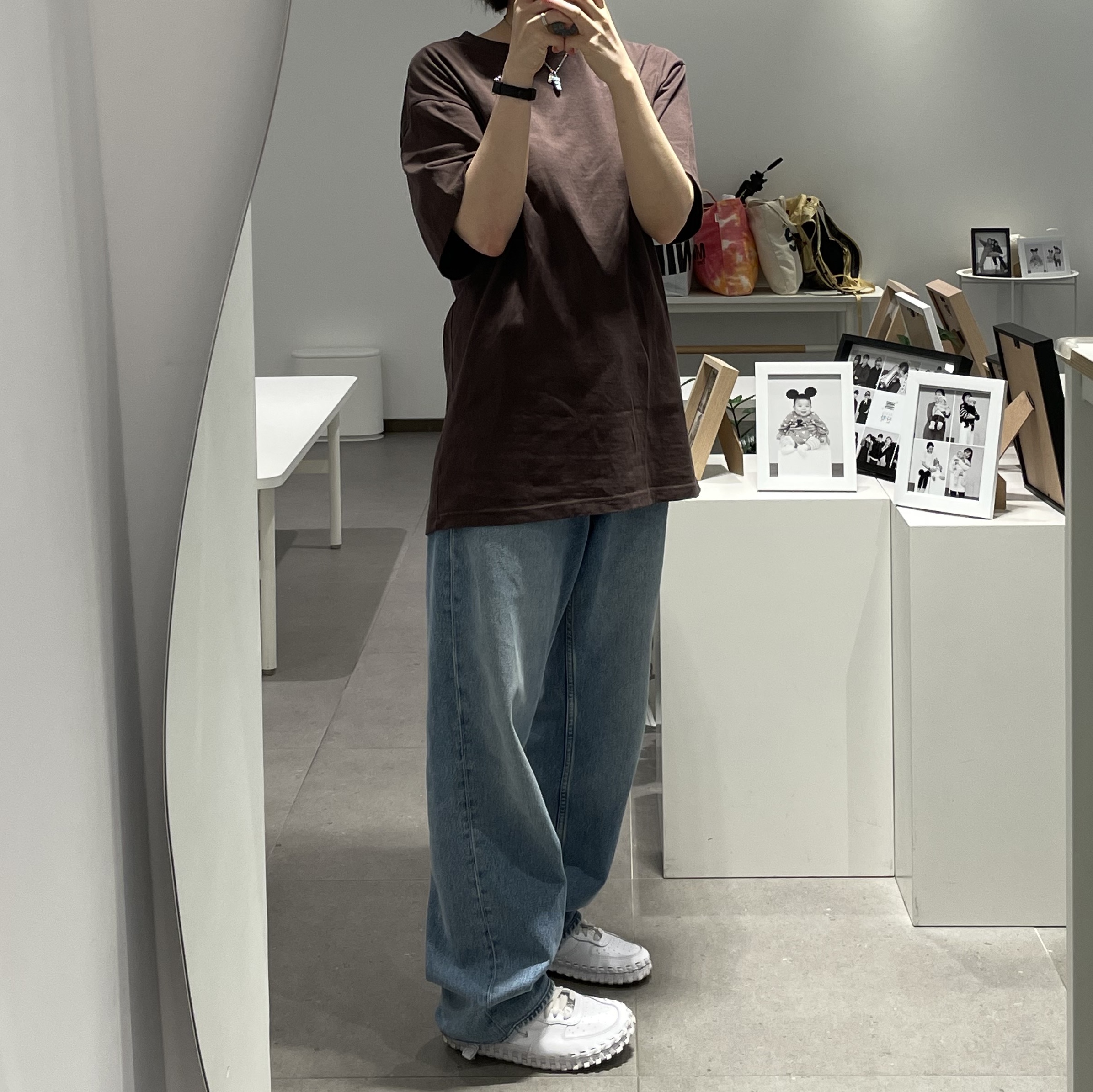 Nike x Jacquemus J Force 1 Low LX SP White, Cartier Tank Must Watch Small Quartz Steel Calfskin Black 착용 스타일