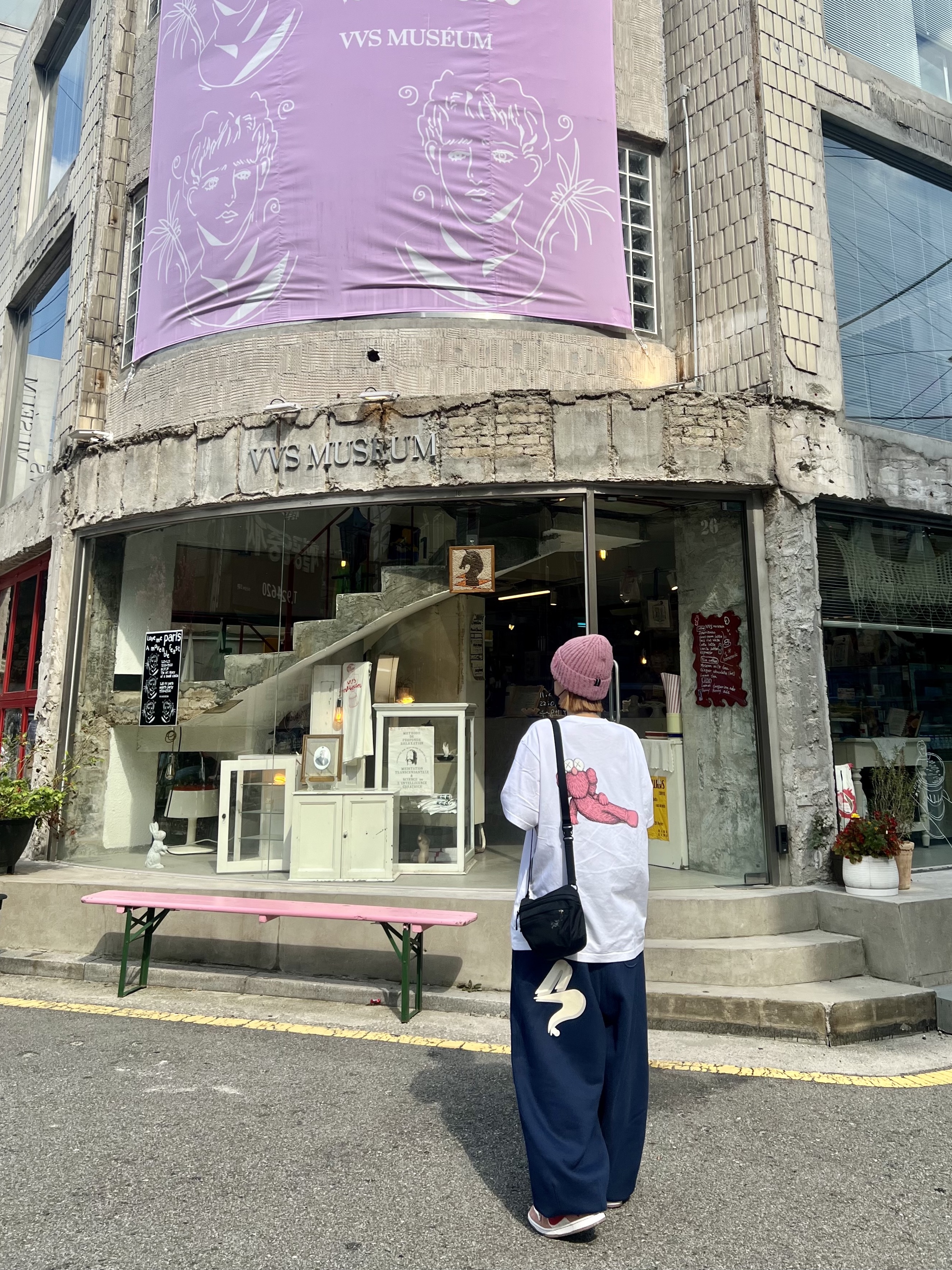 Uniqlo UT x Kaws Short Sleeve Graphic T-Shirt White, Arc'teryx Mantis 2 Waistpack Black 착용 스타일