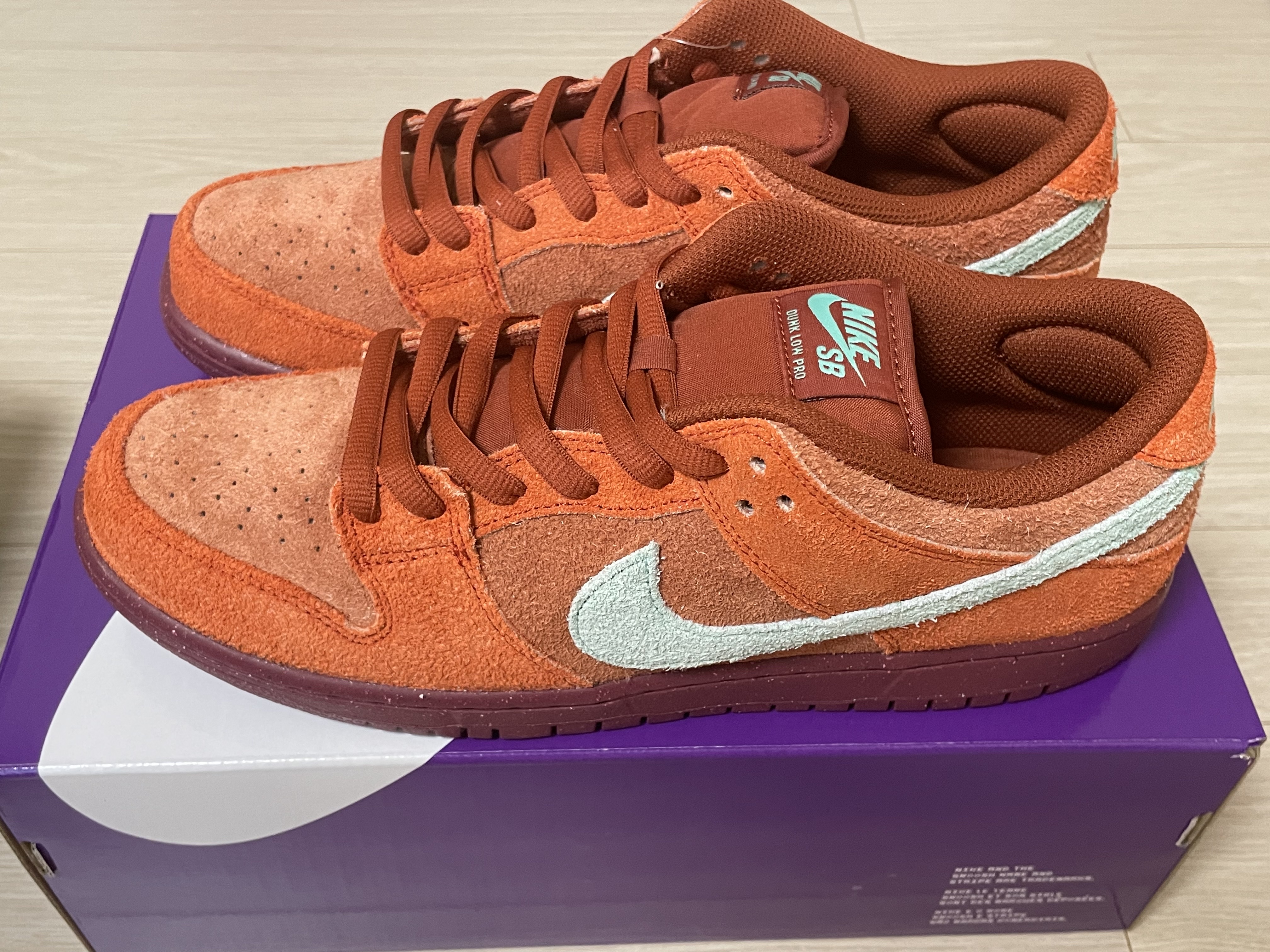 Nike SB Dunk Low Pro Premium Mystic Red and Rosewood 착용 스타일 - 3