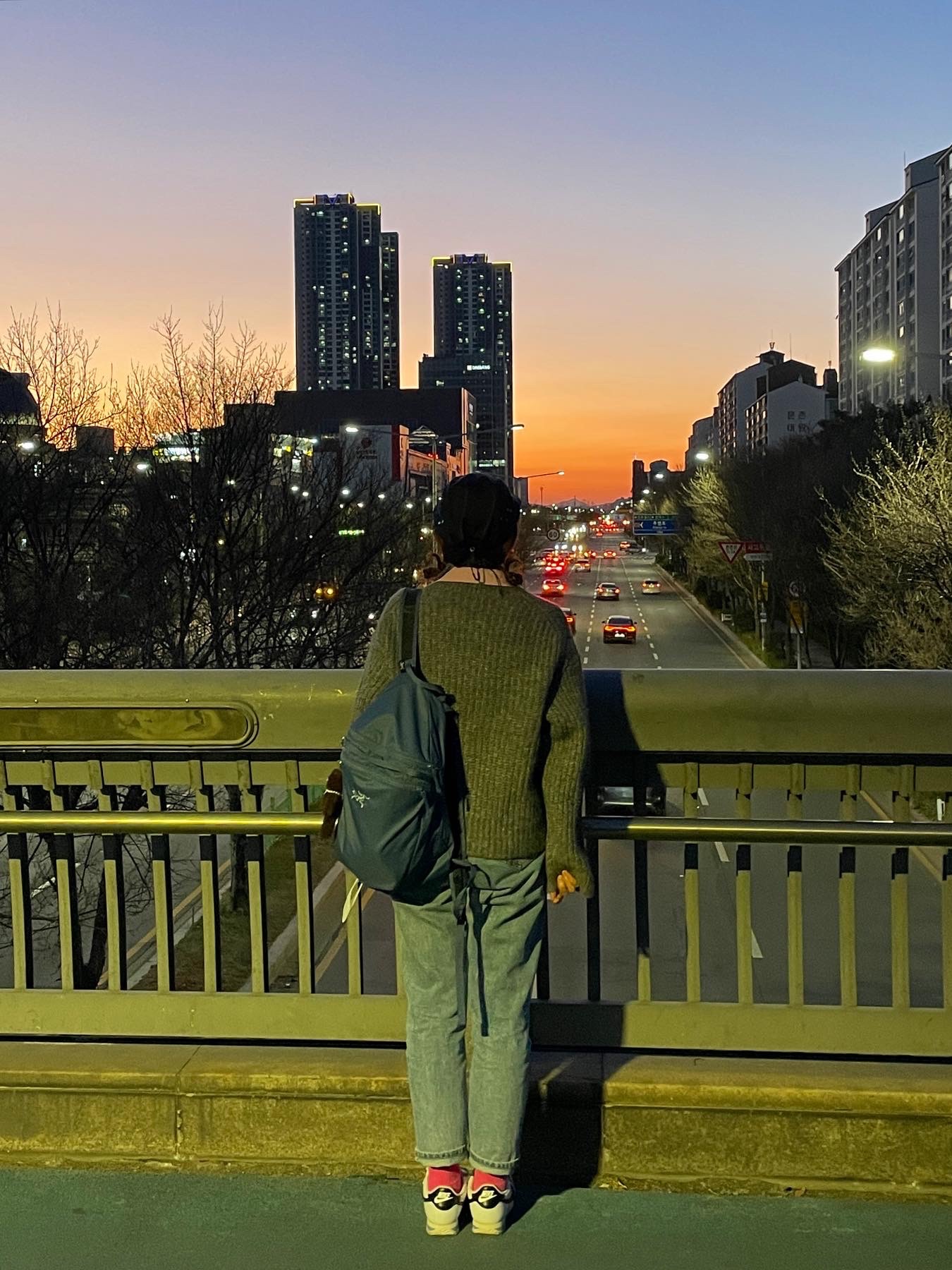 Arc'teryx Heliad 15 Backpack Moonlit, Monamhee x SSIL Bred keyring Brown 착용 스타일