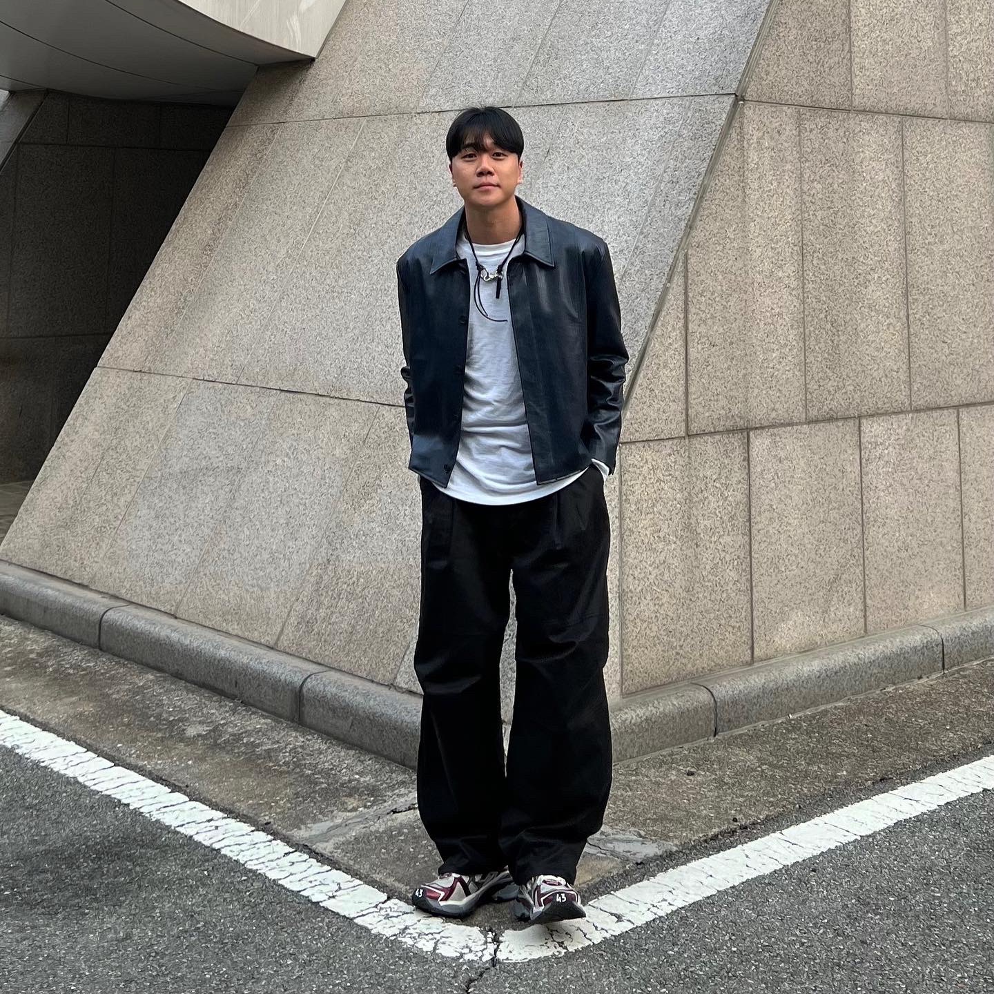 Our Legacy Ladon Leather Keychain Black, Balenciaga Runner Sneakers Grey Burgundy 착용 스타일 - 1