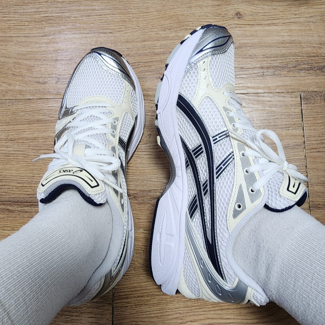 (W) Asics Gel-Kayano 14 White Midnight 착용 스타일