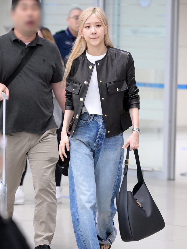 Saint Laurent Le 5 A 7 Supple Large in Grained Leather Black 착용 스타일