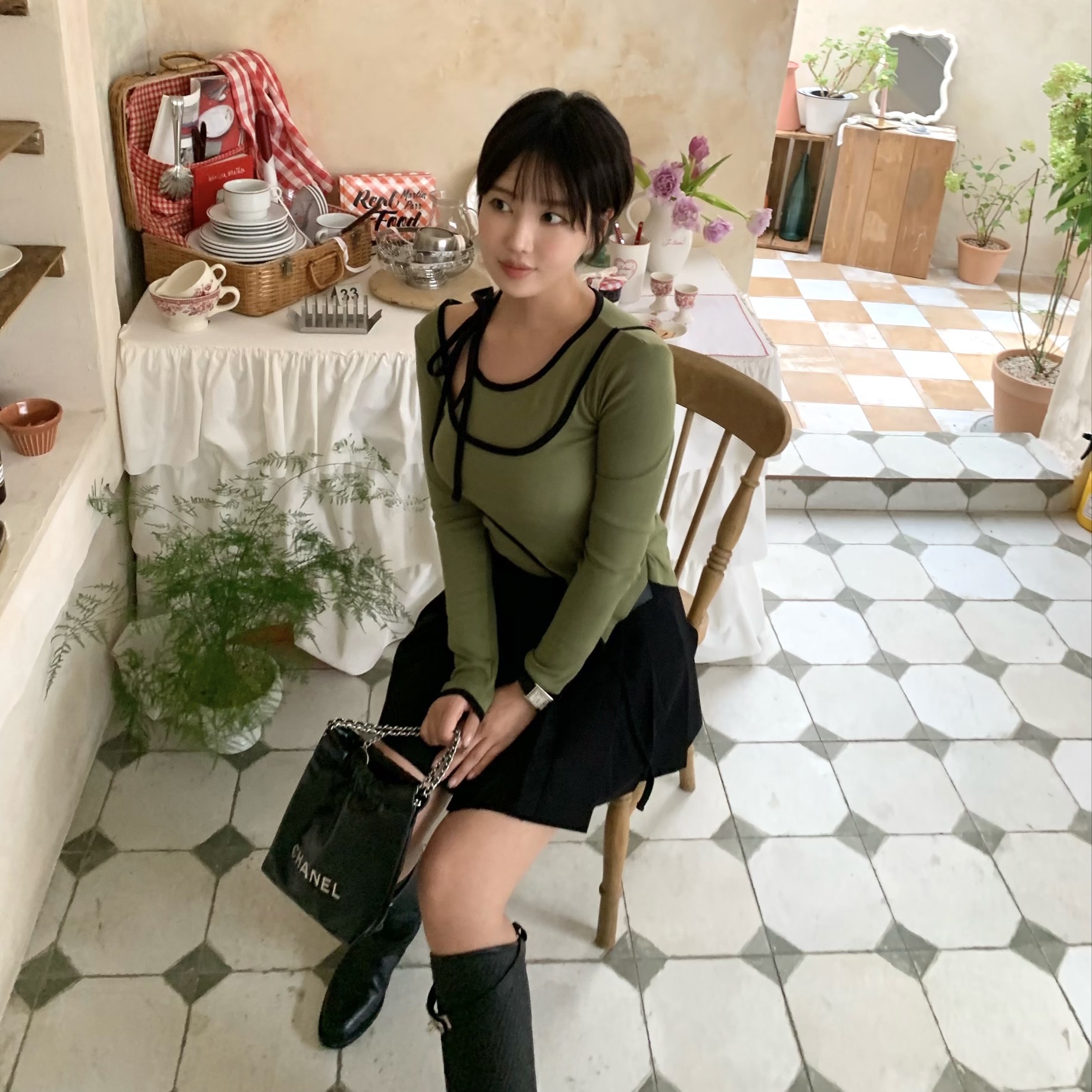 (W) Hermes Jumping Boot Box Calfskin & Palladium Noir, Chanel 22 Mini Handbag Calfskin & Silver Black 착용 스타일 - 3