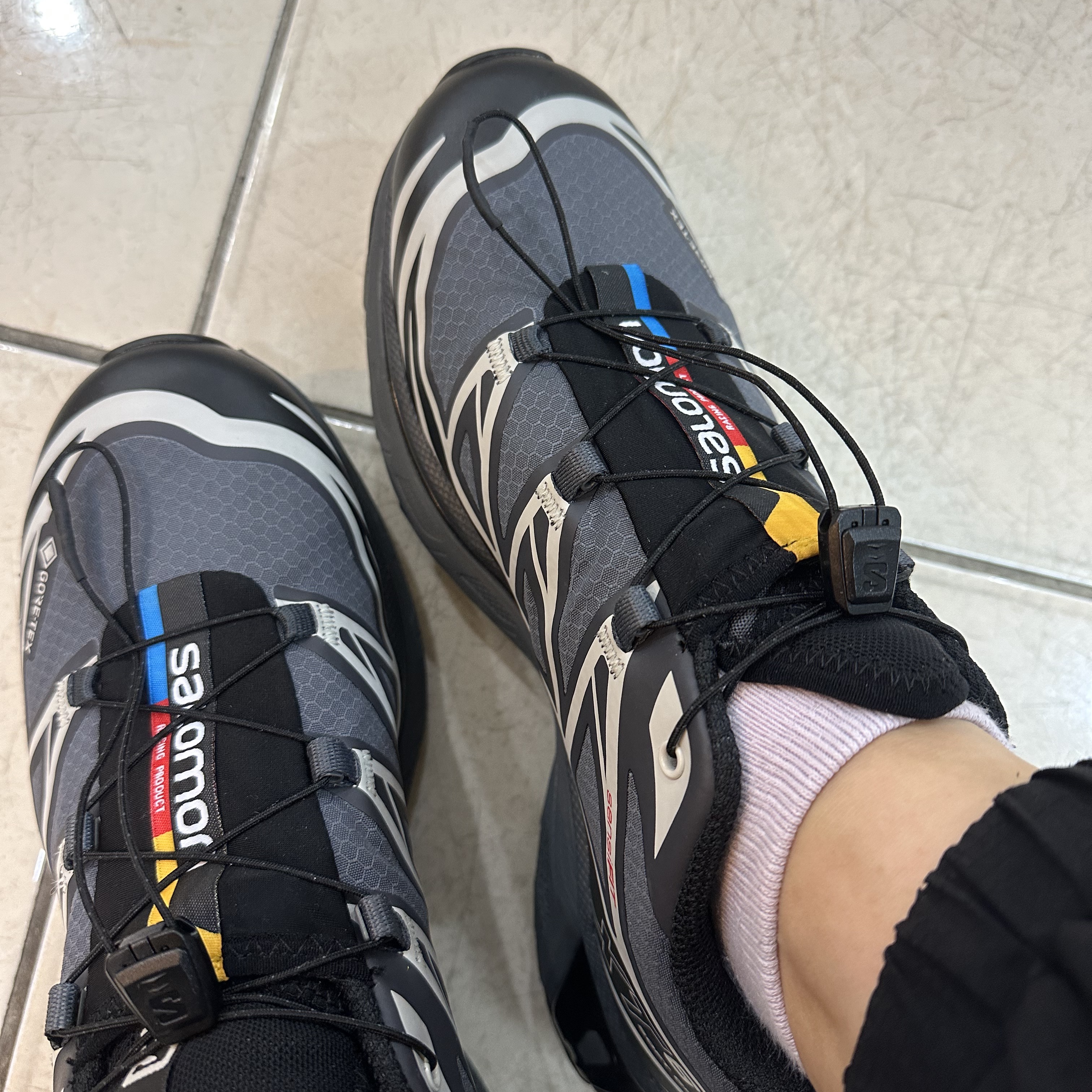 Salomon XT-6 Gore-Tex Black Ebony 착용 스타일 - 2