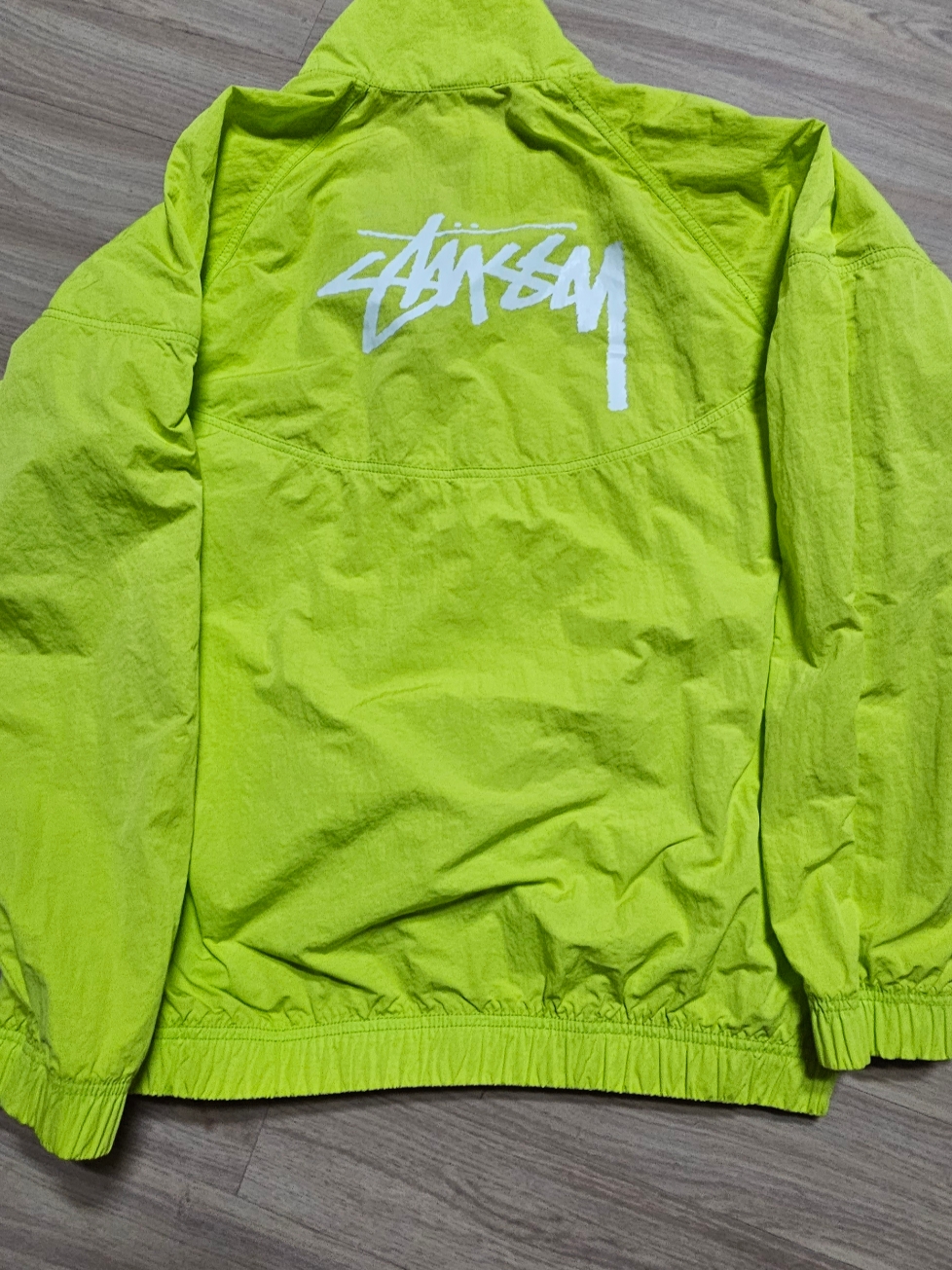 Nike x Stussy Windrunner Jacket Bright Cactus 착용 스타일 - 4