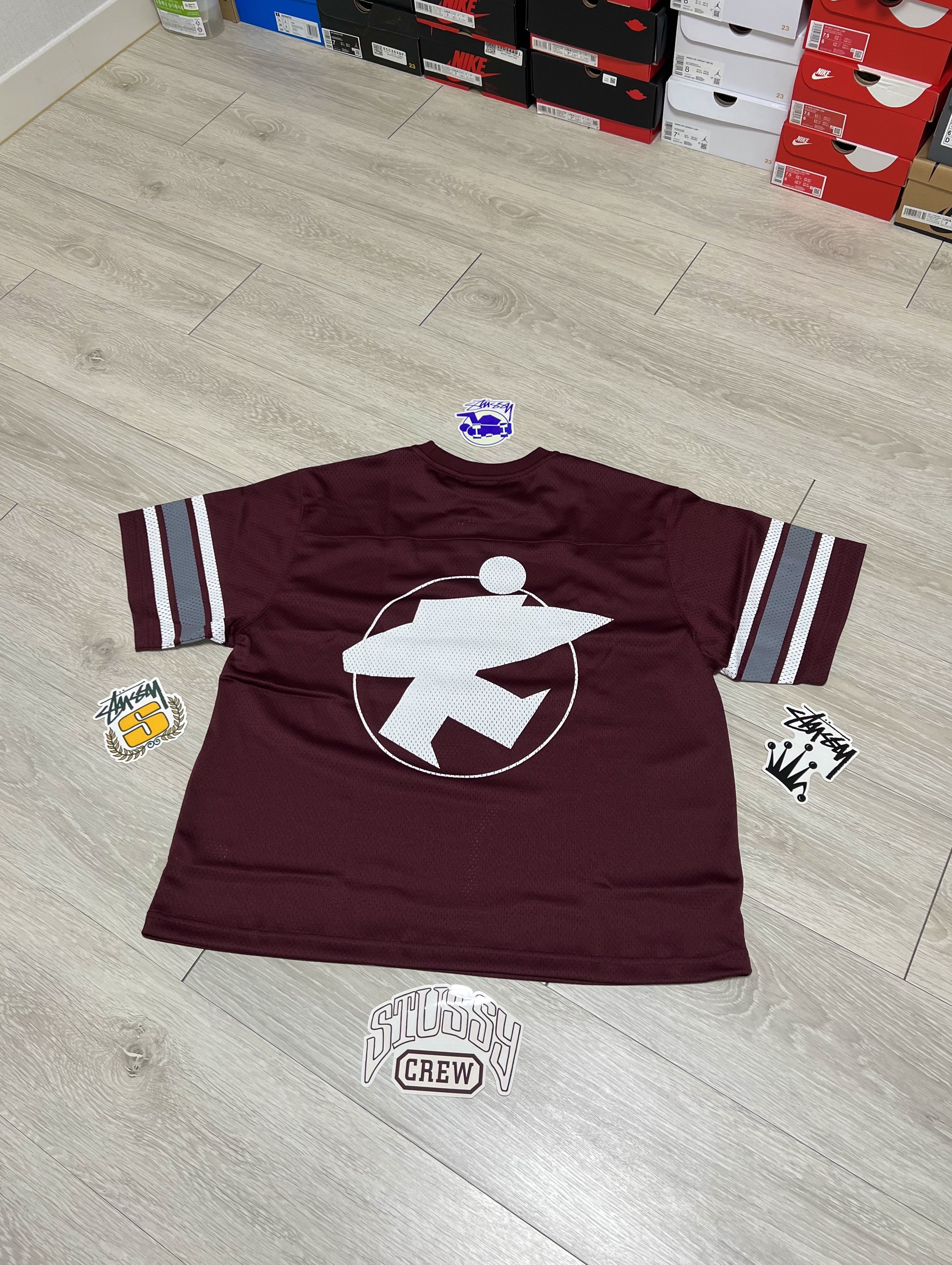 Stussy Surfman Mesh Football Jersey Burgundy 착용 스타일