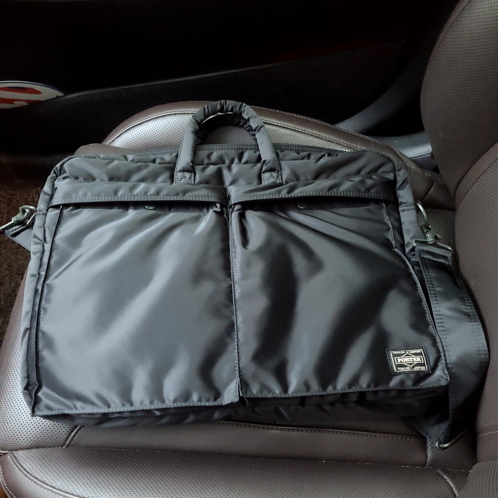 Porter Tanker 2Way Briefcase Black 착용 스타일