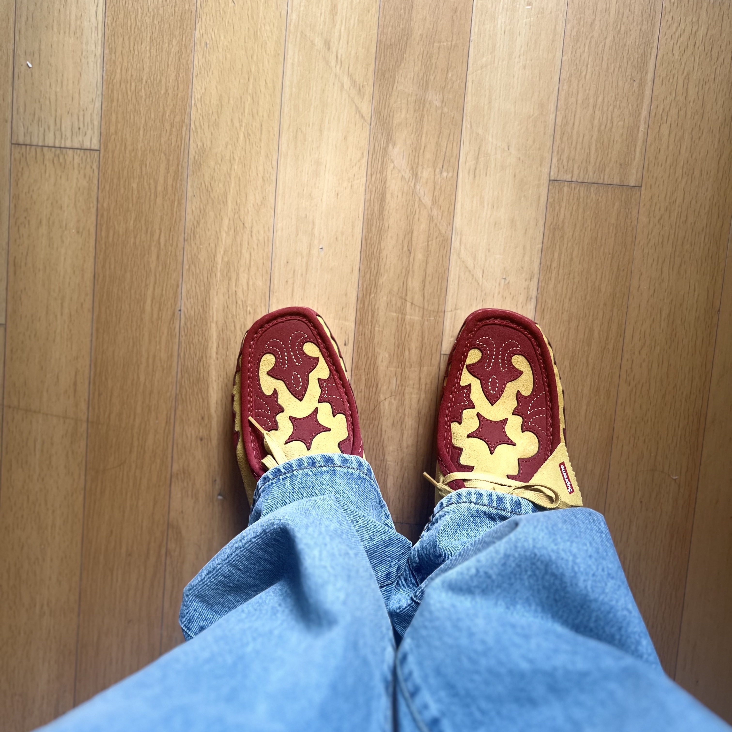 Clarks x Supreme Wallabee Gold 착용 스타일 - 1