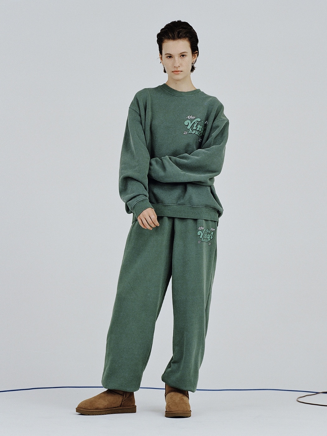 Thevinylhouse Logo Pigment Sweatshirt Green, Thevinylhouse Logo Pigment Sweatpants Green 착용 스타일