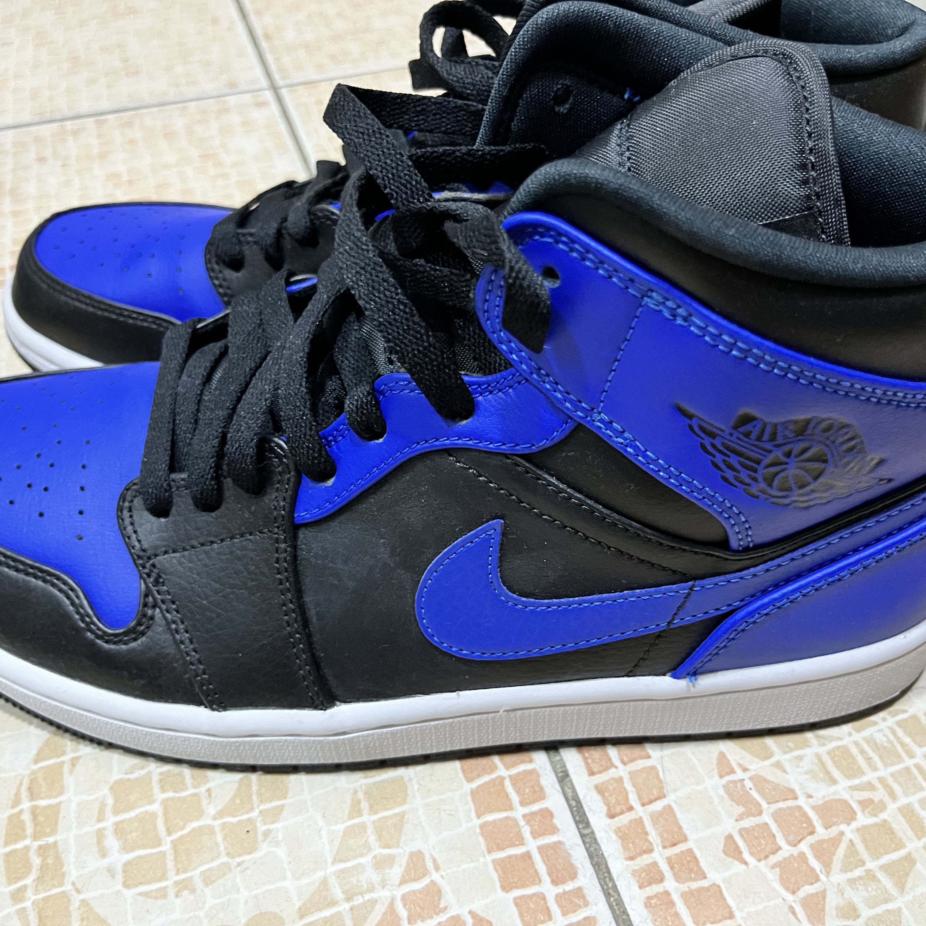 Jordan 1 Mid Black Hyper Royal 착용 스타일