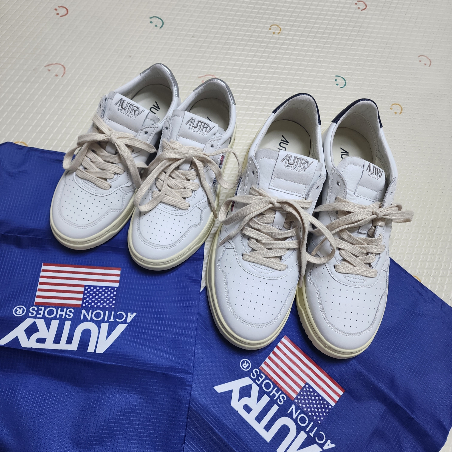 Autry Medalist Low Leather Sneakers White Blue, (W) Autry Medalist Low Leather Sneakers White Silver 착용 스타일 - 1