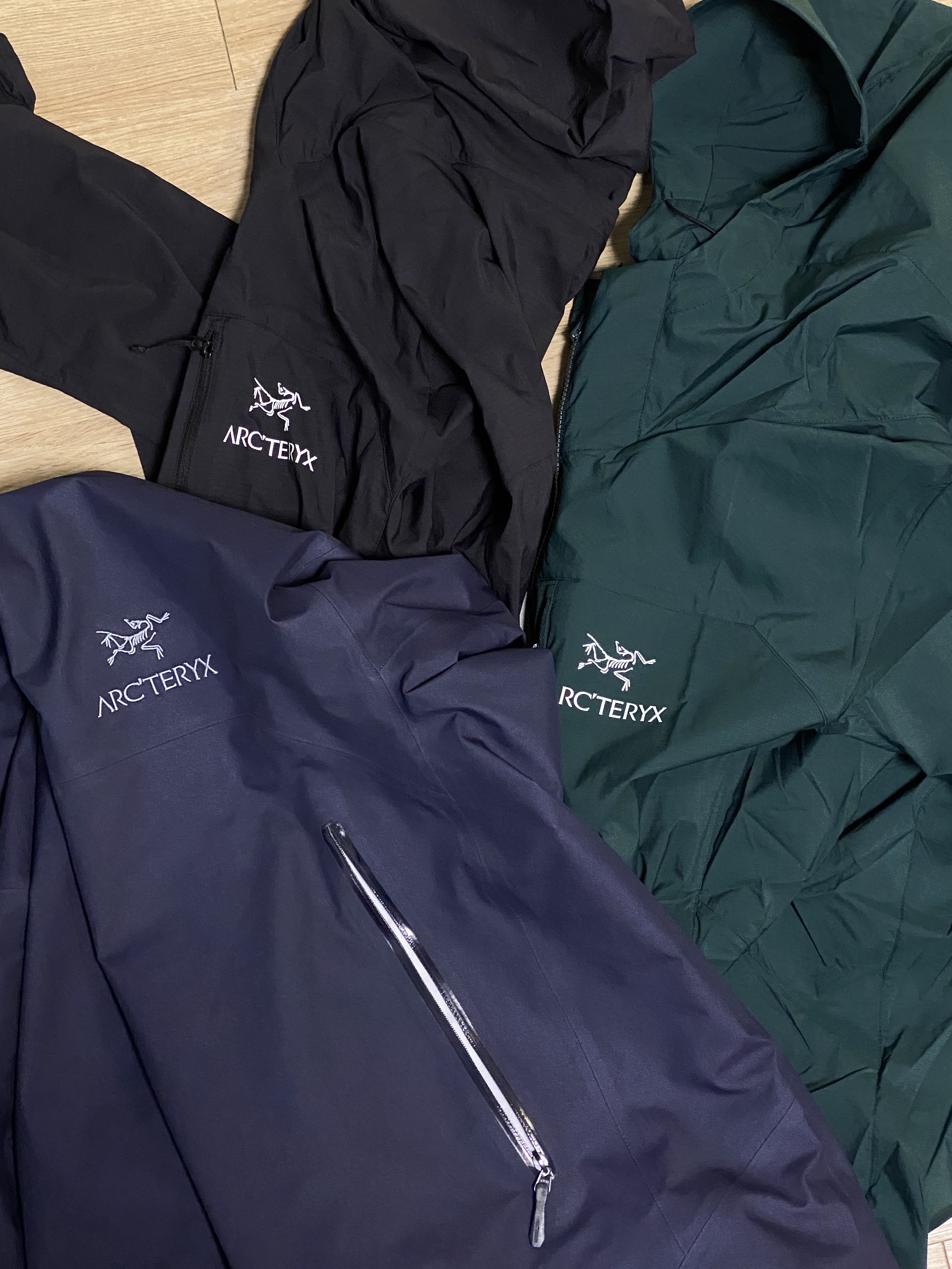 Arc'teryx Beta Jacket Black Sapphire, Arc'teryx Squamish Hoody Black 착용 스타일