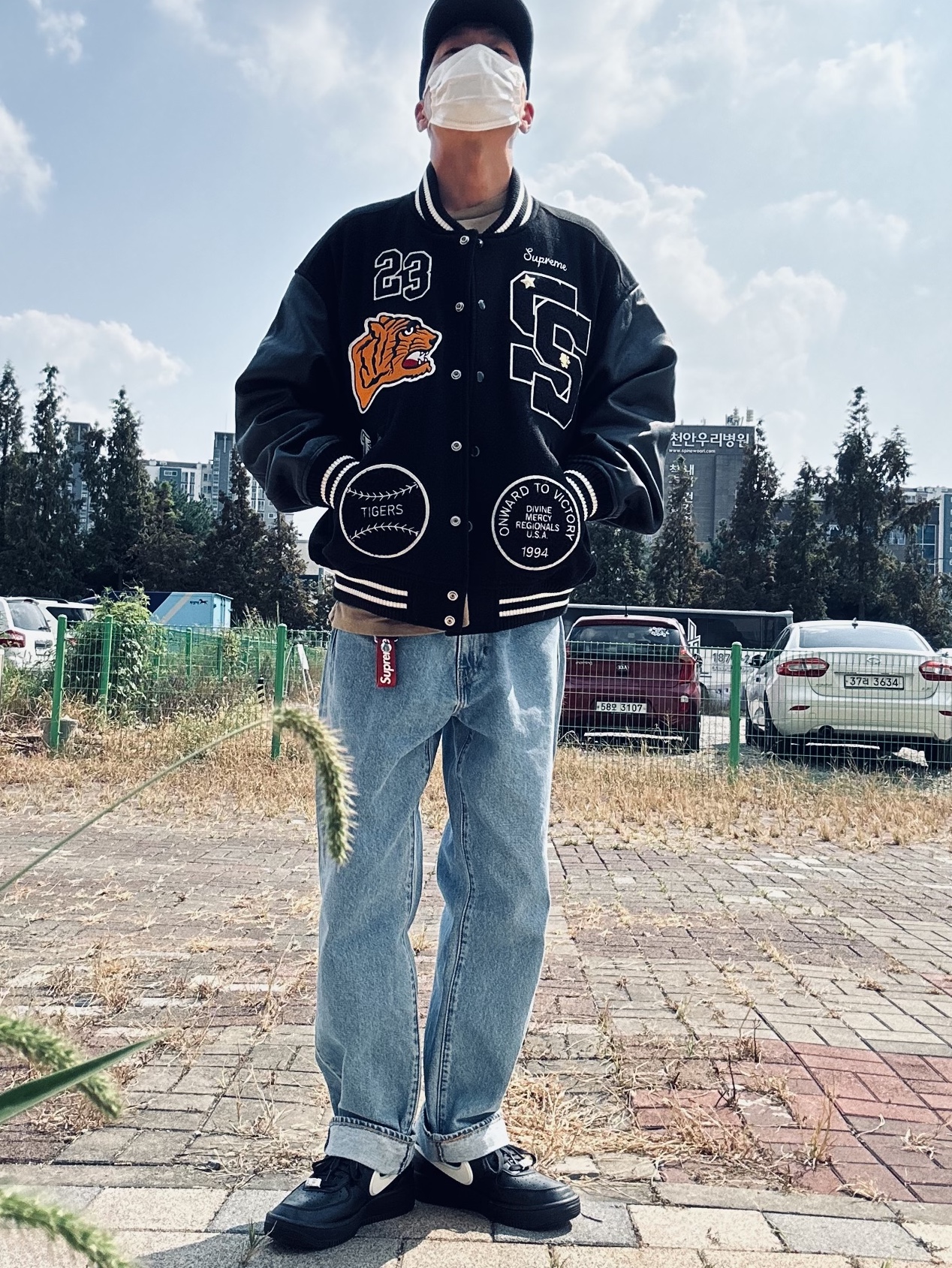 Supreme Tiger Varsity Jacket Black - 23FW, Supreme Pigment Canvas S Logo 6-Panel Black - 23SS 착용 스타일