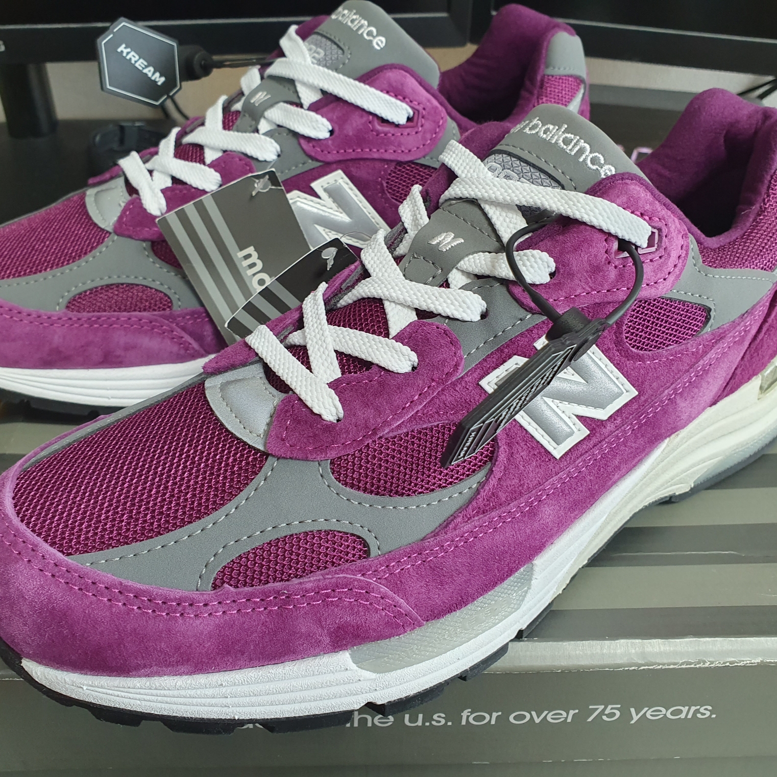 New Balance 992 Made in USA Maroon 착용 스타일 - 1