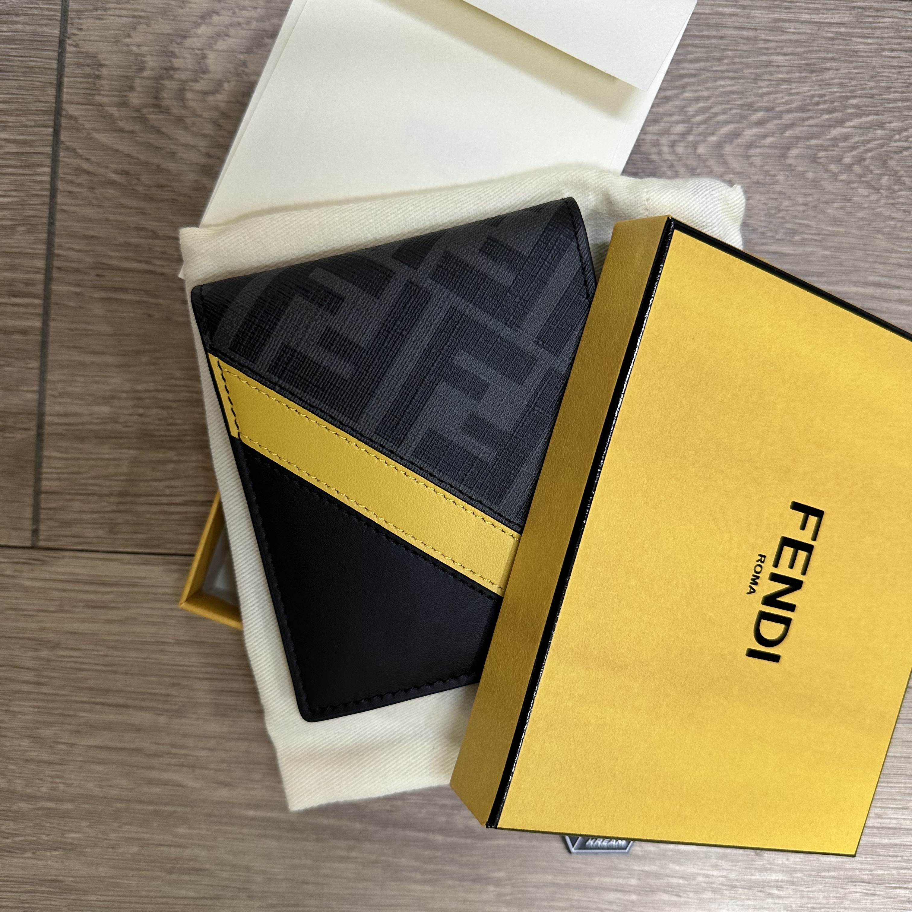 Fendi FF Motif Fabric Bi-Fold Wallet Grey Yellow 착용 스타일