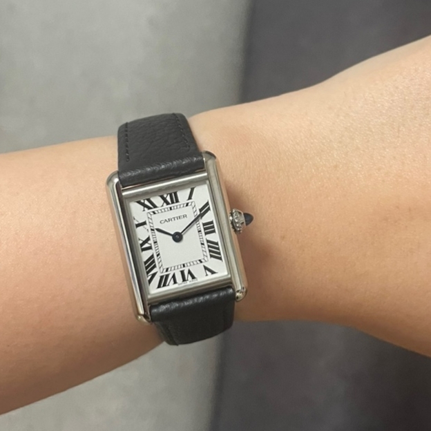 Cartier Tank Must Watch Small Quartz Steel Calfskin Black 착용 스타일