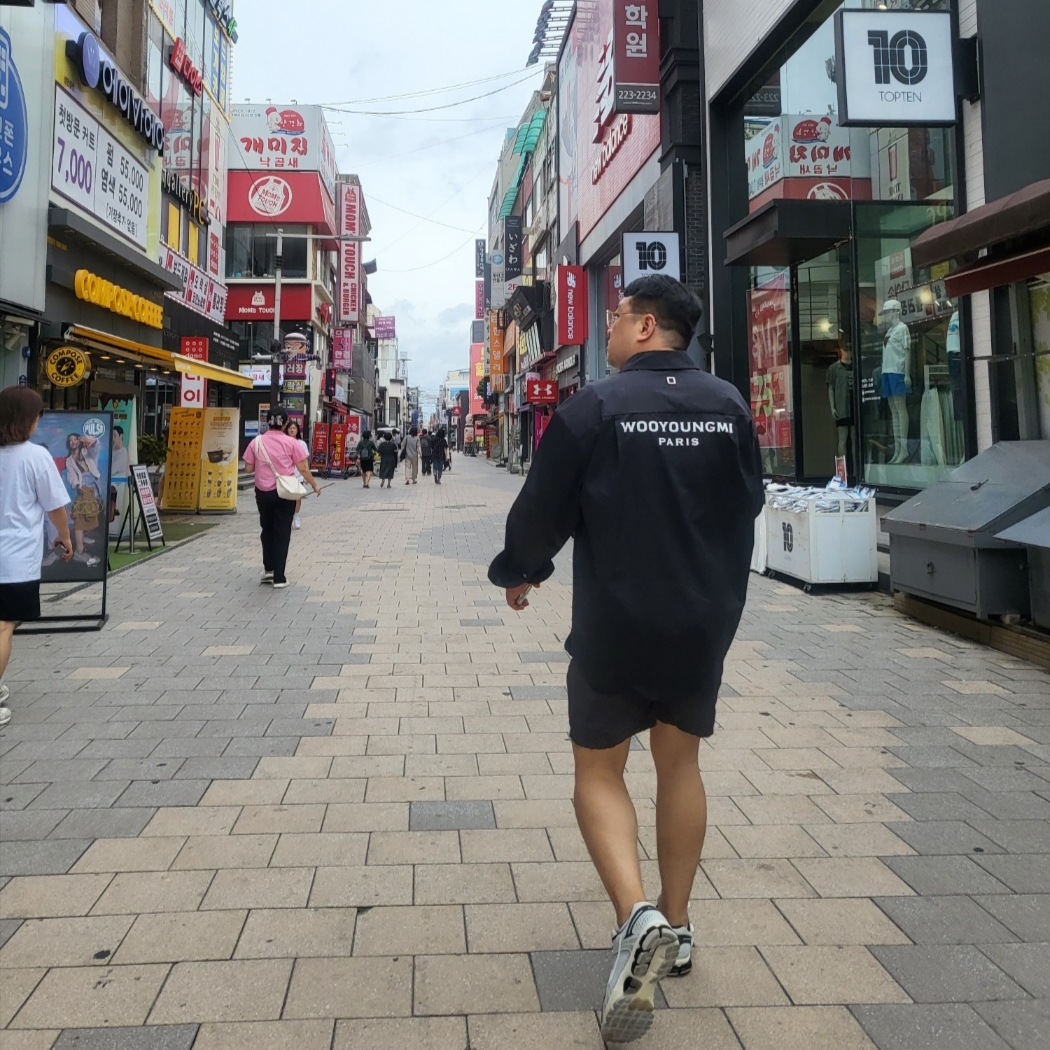 Wooyoungmi Cotton Back Logo Shirt Black 착용 스타일