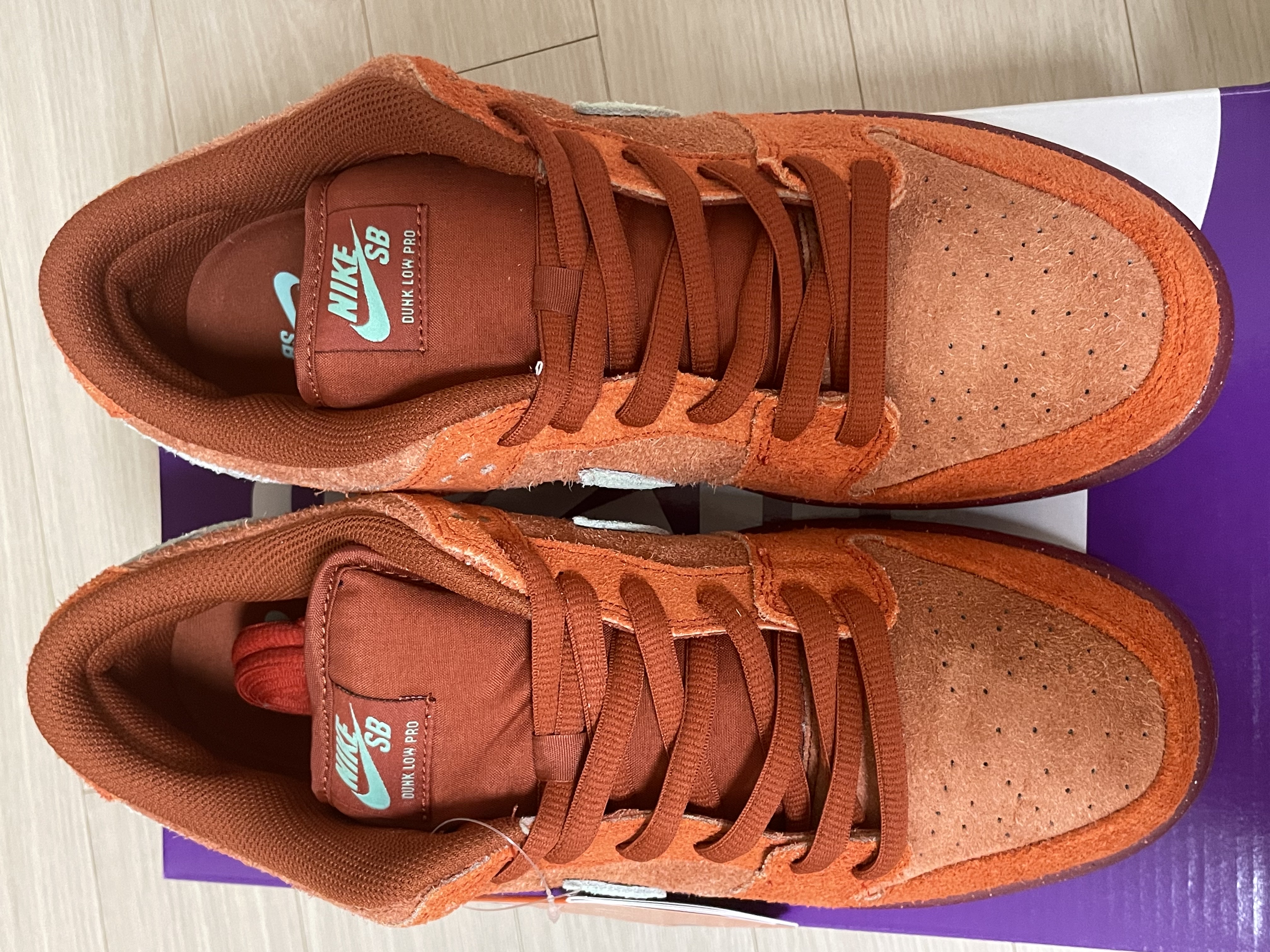 Nike SB Dunk Low Pro Premium Mystic Red and Rosewood 착용 스타일 - 2