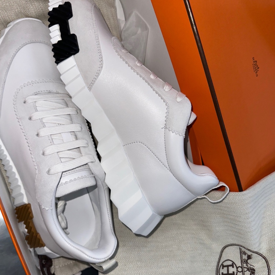 Hermes Bouncing Sneakers Calfskin Suede Goatskin & Blanc 착용 스타일