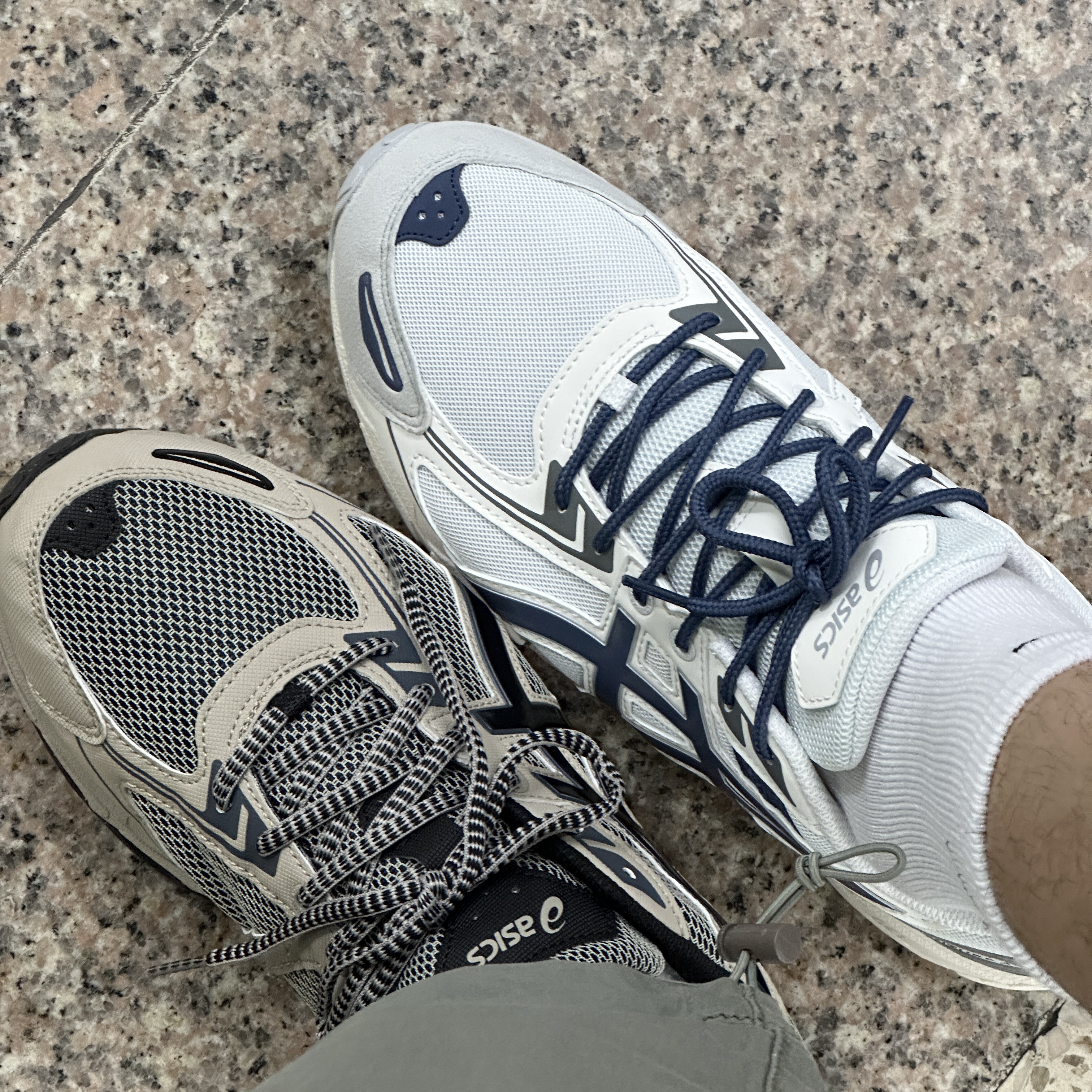Asics Gel-Venture 6 Feather Grey Black 착용 스타일 - 1