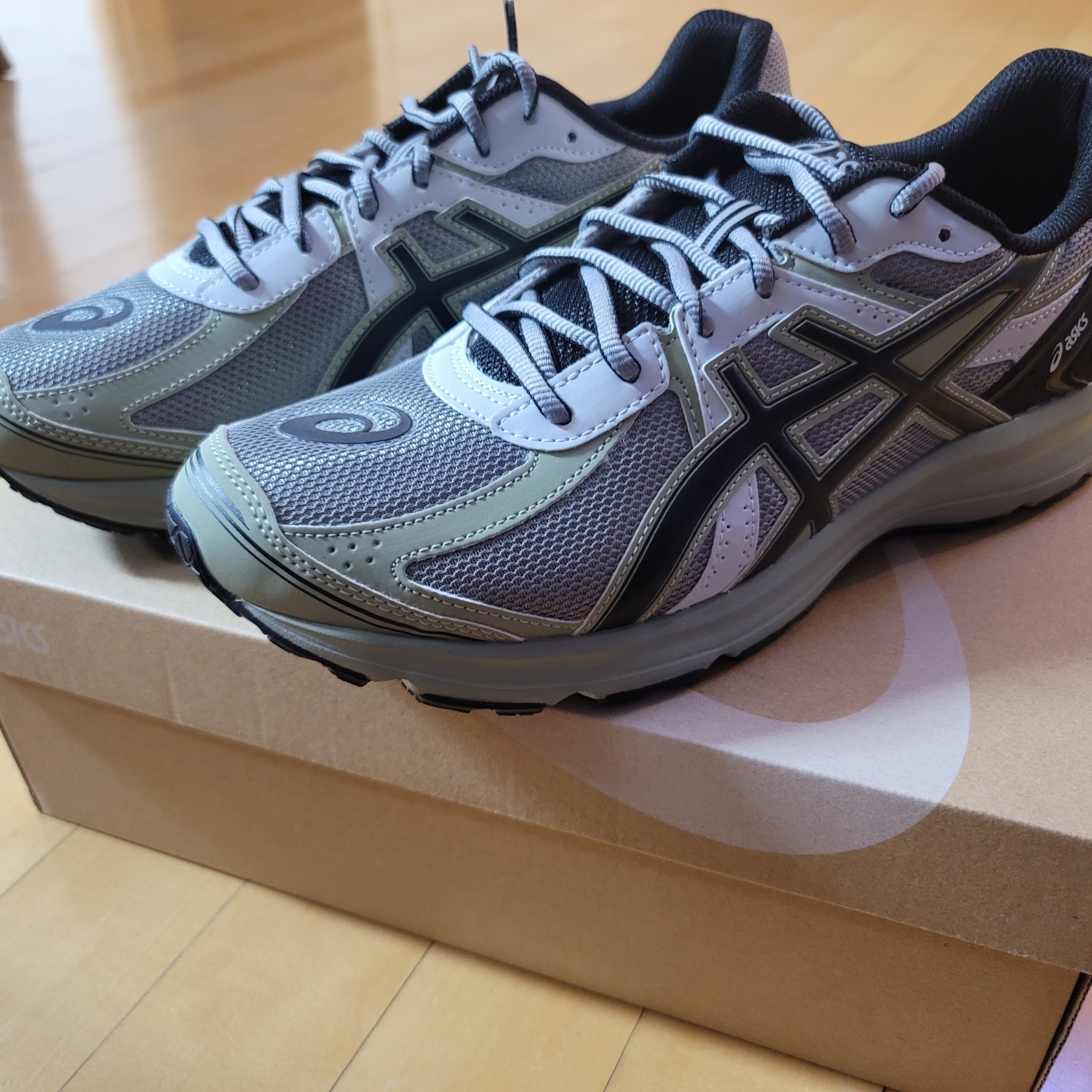 Asics Jog 100 S Sheet Rock - 2E Wide 착용 스타일 - 3