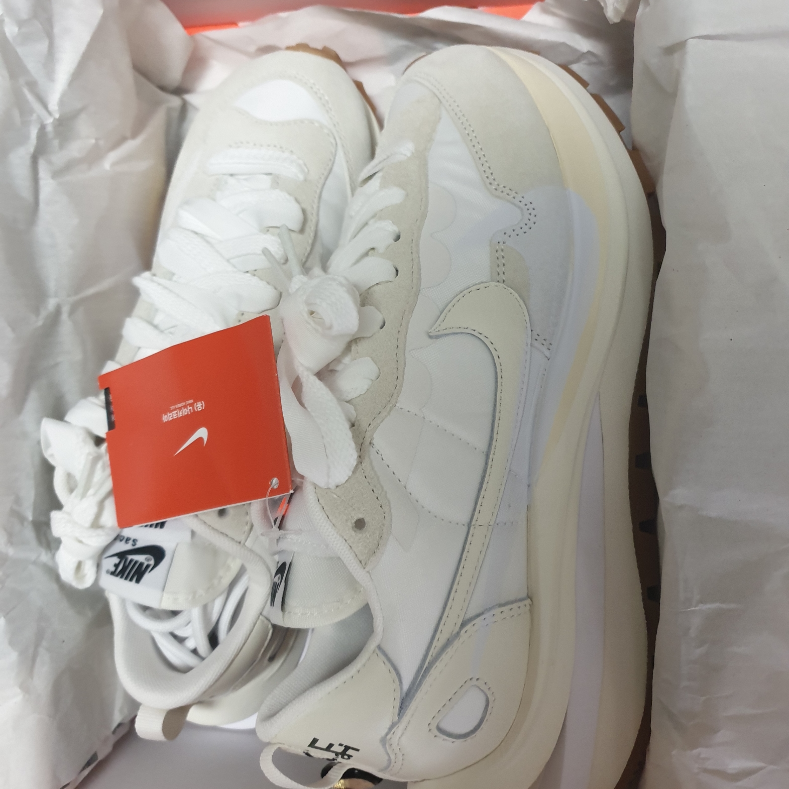 Nike x Sacai VaporWaffle White and Gum 착용 스타일 - 3