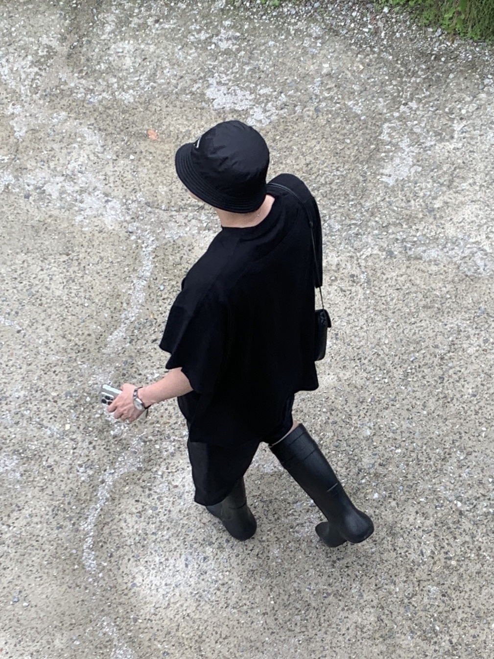 Prada Re-Nylon Bucket Hat Black, Celine Triangle Bag in Smooth Calfskin with Celine Print Black 착용 스타일 - 5