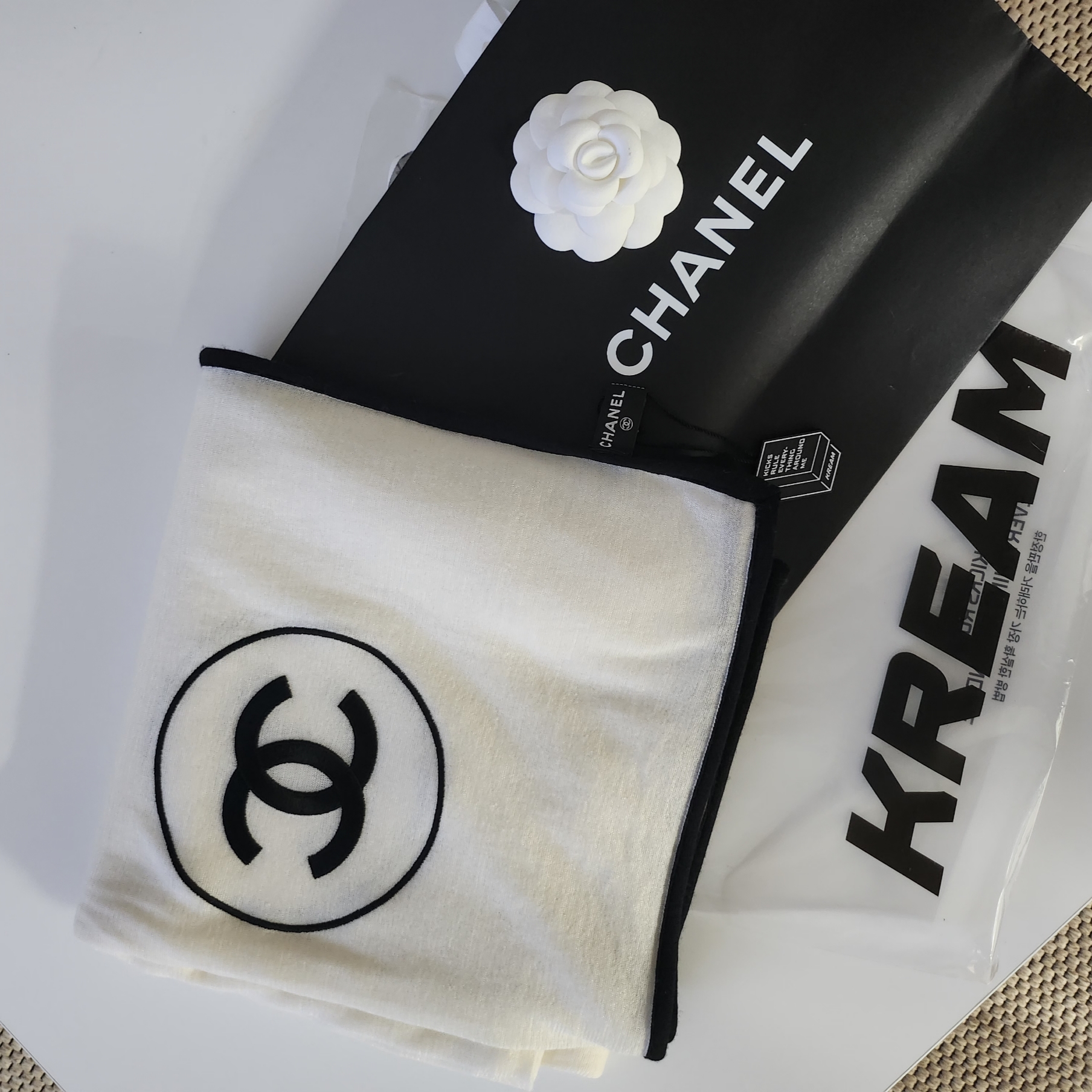 (W) Chanel Scarf Cashmere Silk & Ivory Black 착용 스타일