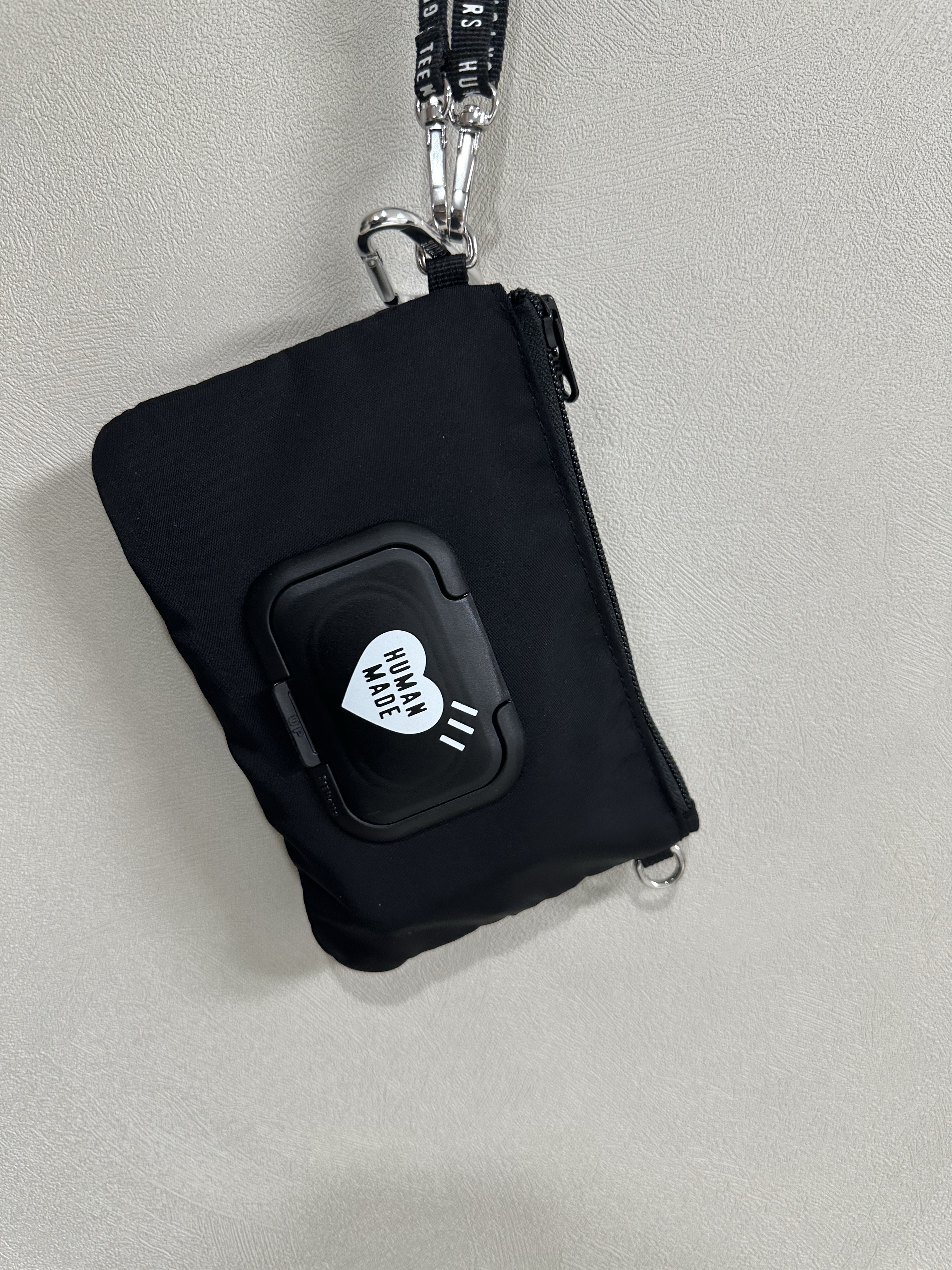 Human Made Wet Towel Bag Black 착용 스타일 - 1