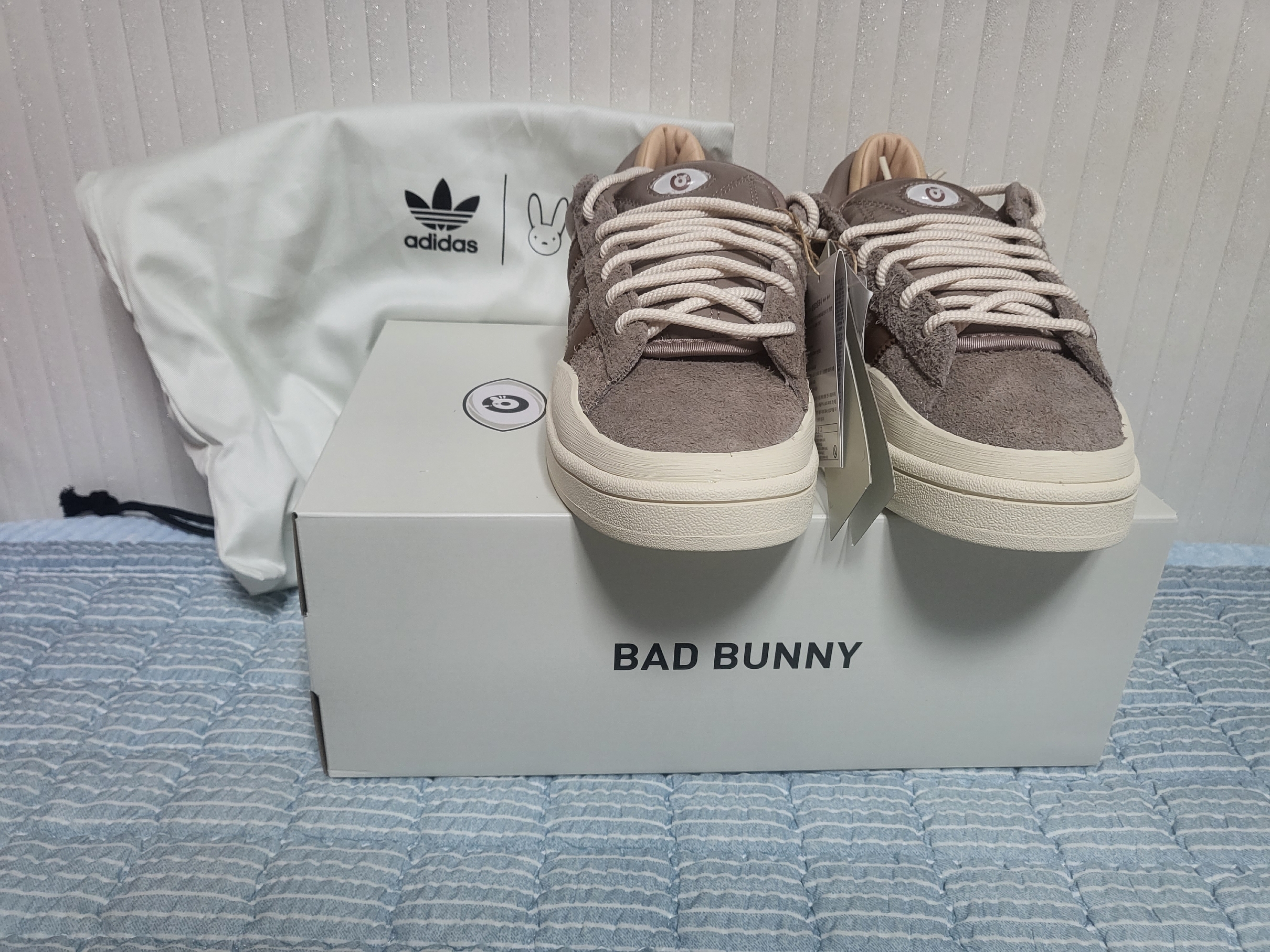 Adidas x Bad Bunny Campus Supplier Color White 착용 스타일