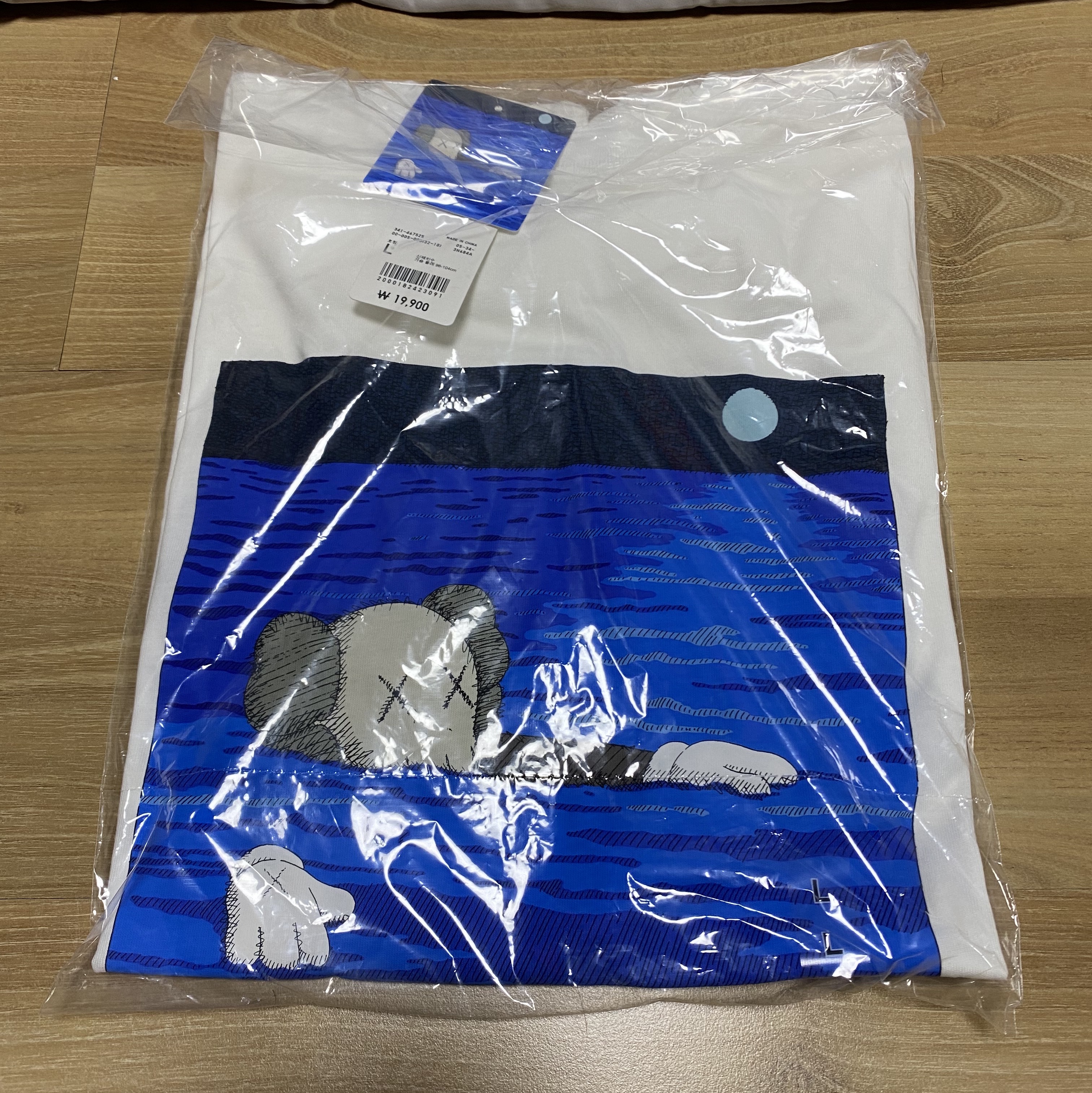 Uniqlo UT x Kaws Short Sleeve Graphic T-Shirt White 착용 스타일