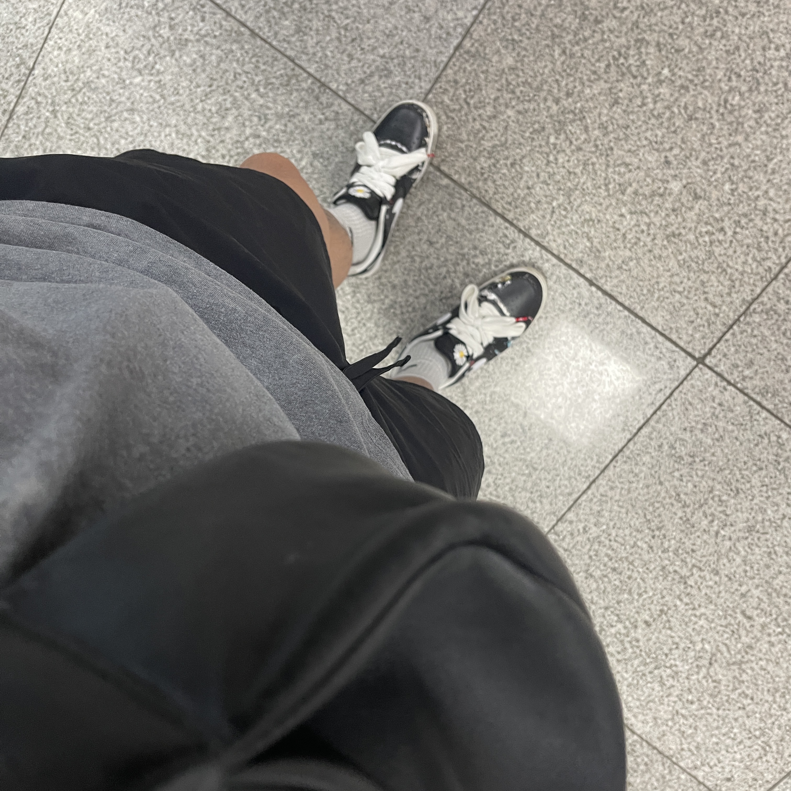 Nike x Peaceminusone Air Force 1 Low Para-Noise, COS Leather Crossbody Bag Black 착용 스타일