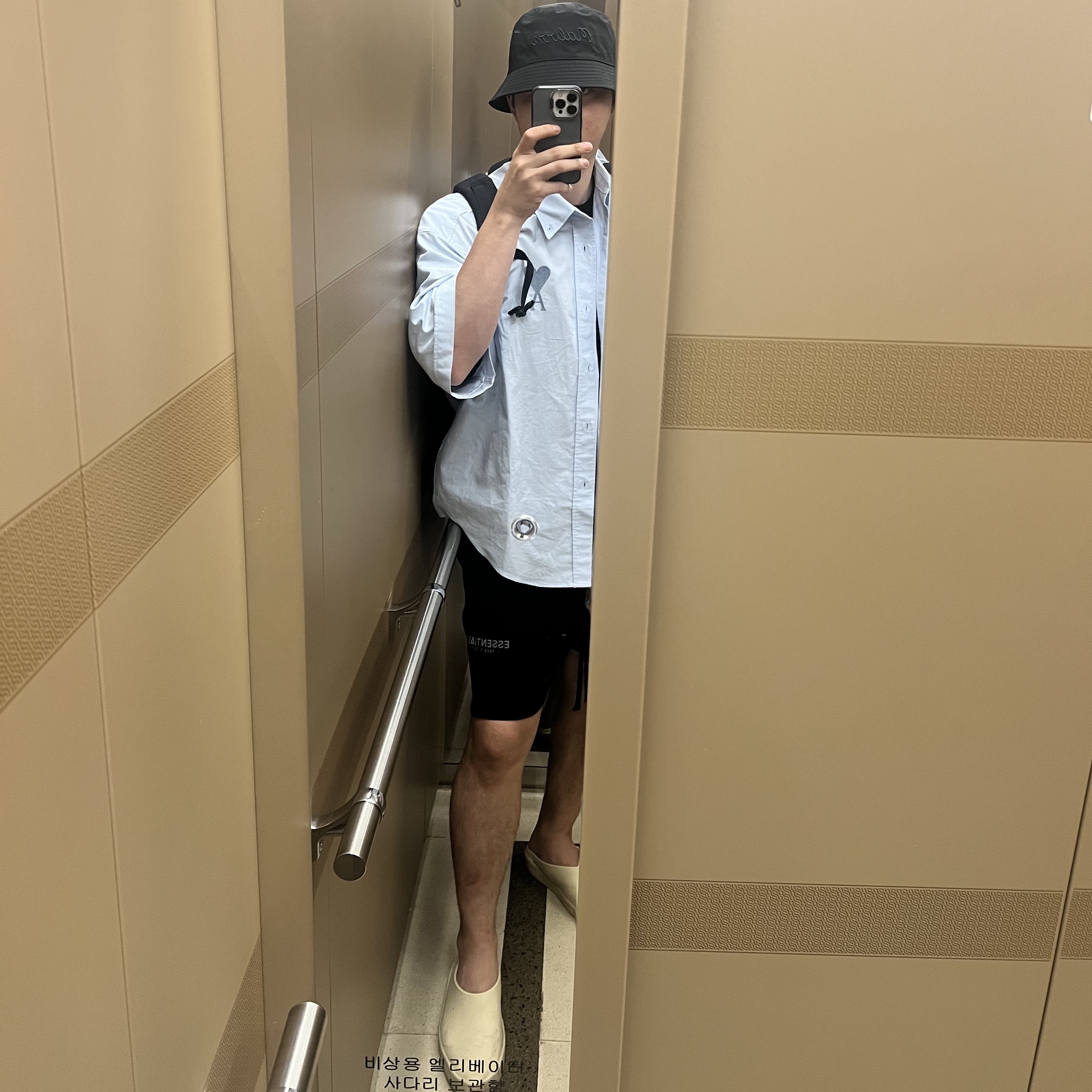 AMI Tonal Heart Logo Short Sleeve Shirt Sky Blue, Fear of God The California Collection 8 Cream 착용 스타일