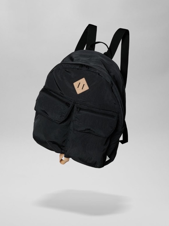 Found Pocket Feather Backpack Charcoal 착용 스타일 - 2