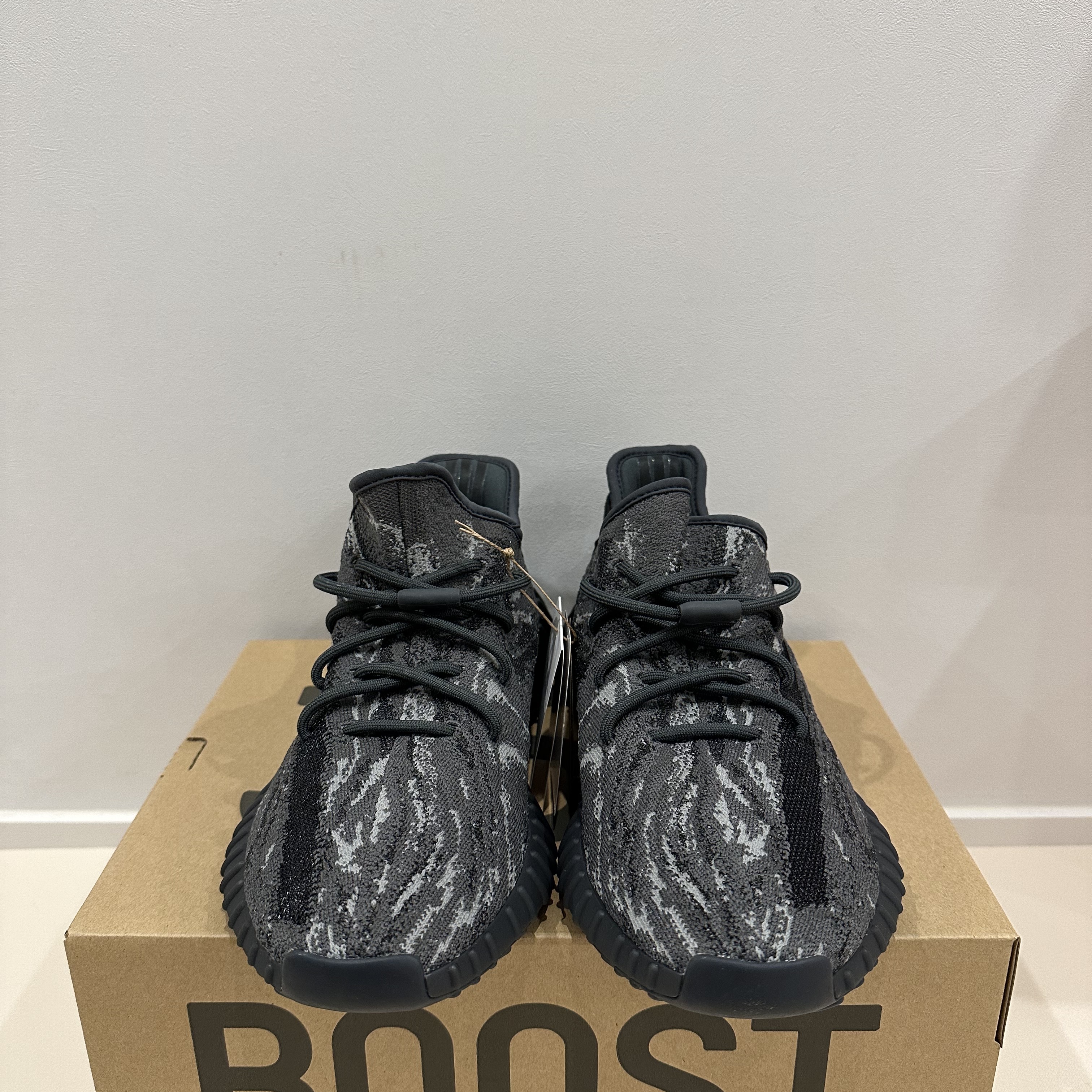 Adidas Yeezy Boost 350 V2 MX Dark Salt 착용 스타일 - 1