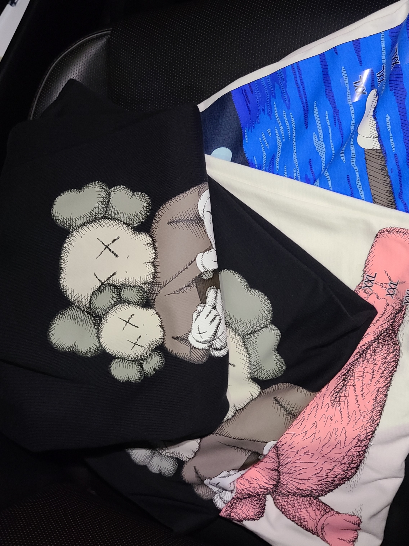 Uniqlo UT x Kaws Long Sleeve Sweatshirt Black, Uniqlo UT x Kaws Short Sleeve Graphic T-Shirt Black 착용 스타일