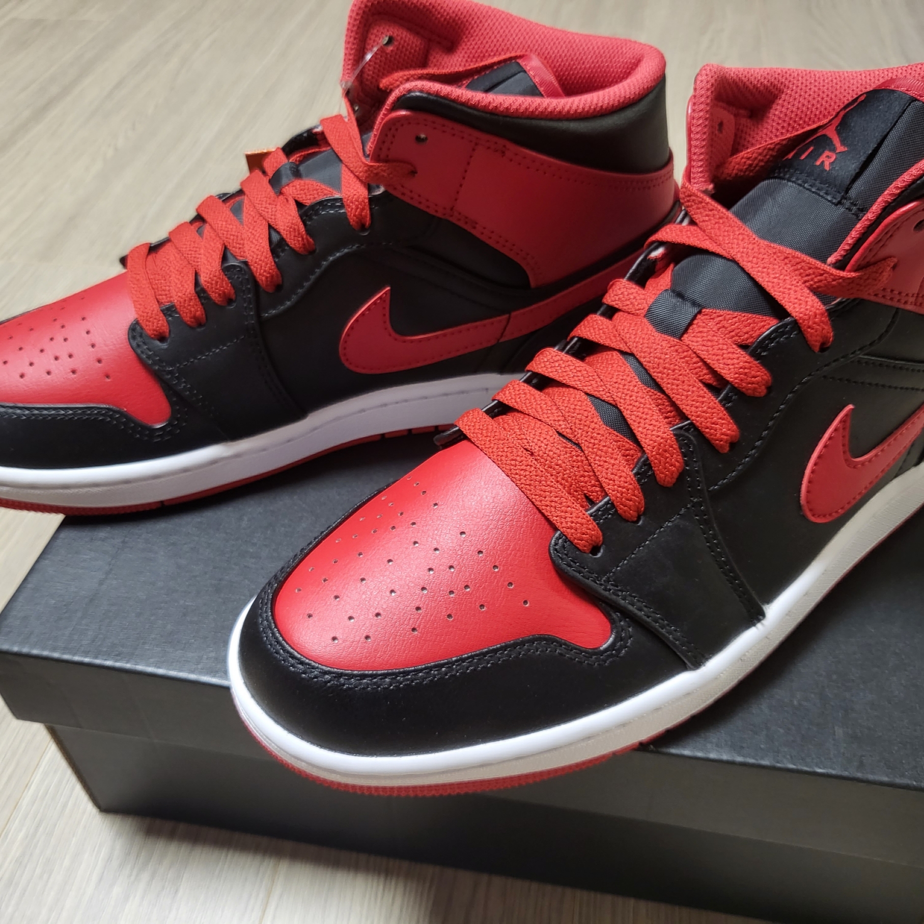 Jordan 1 Mid Black Fire Red 착용 스타일