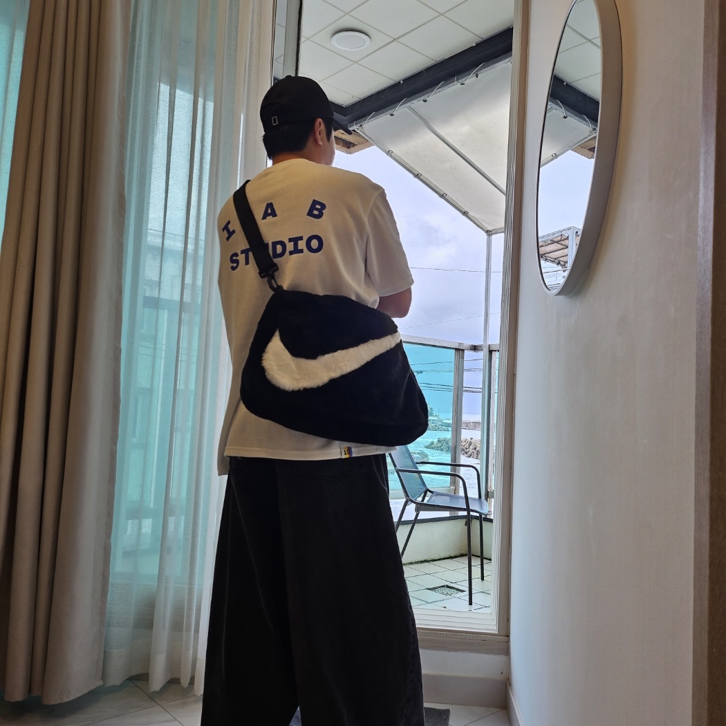 Nike NSW Faux Fur Tote Bag Black 착용 스타일